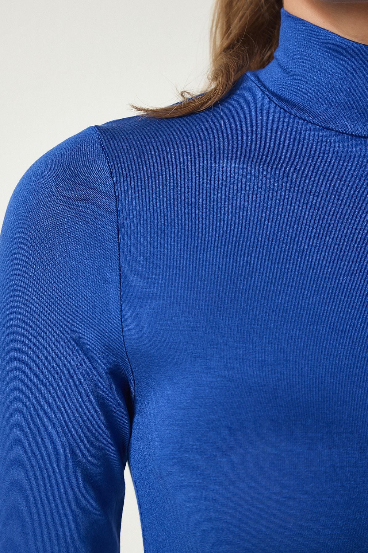 Woman Blue upright -collar surrounding flexible knitted blouse UB00200