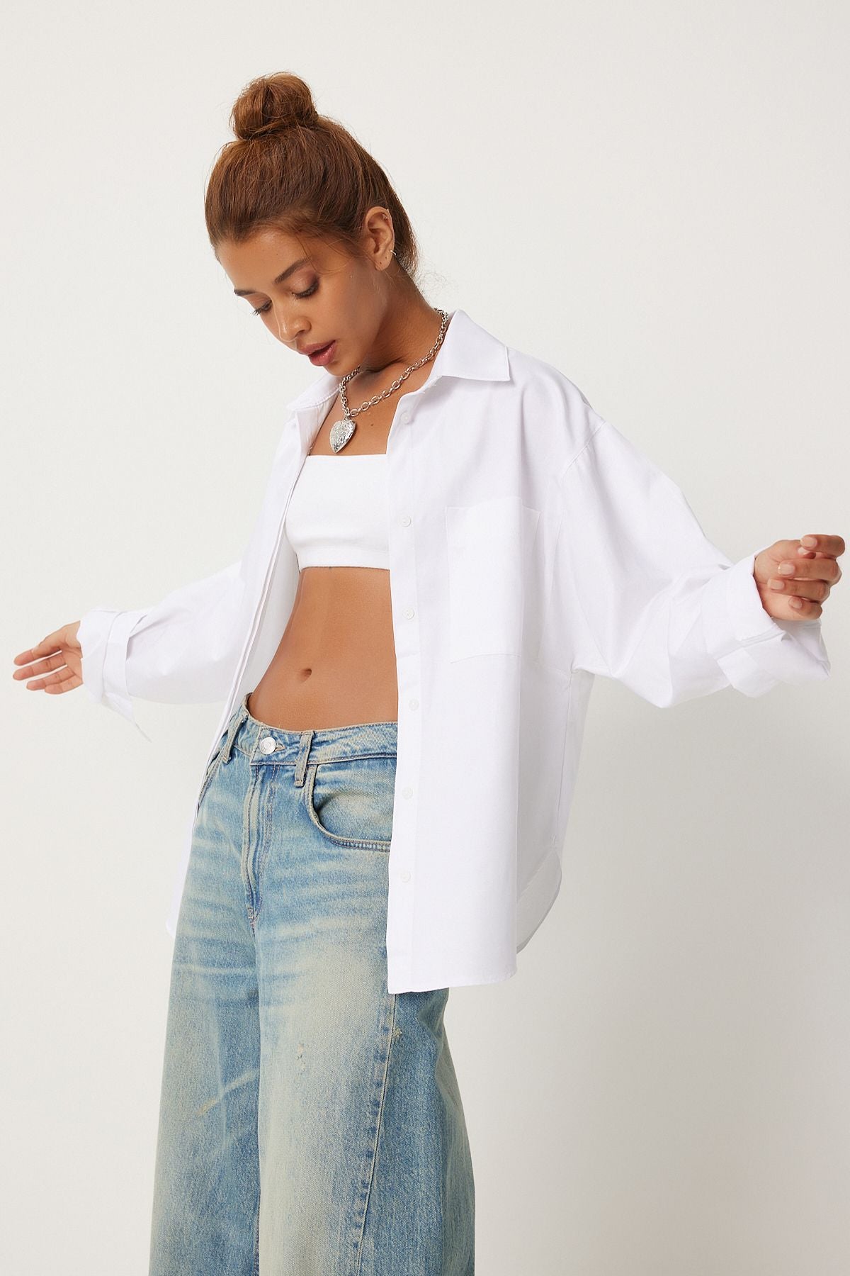 Woman with white pocket overwheel shirt FN03248