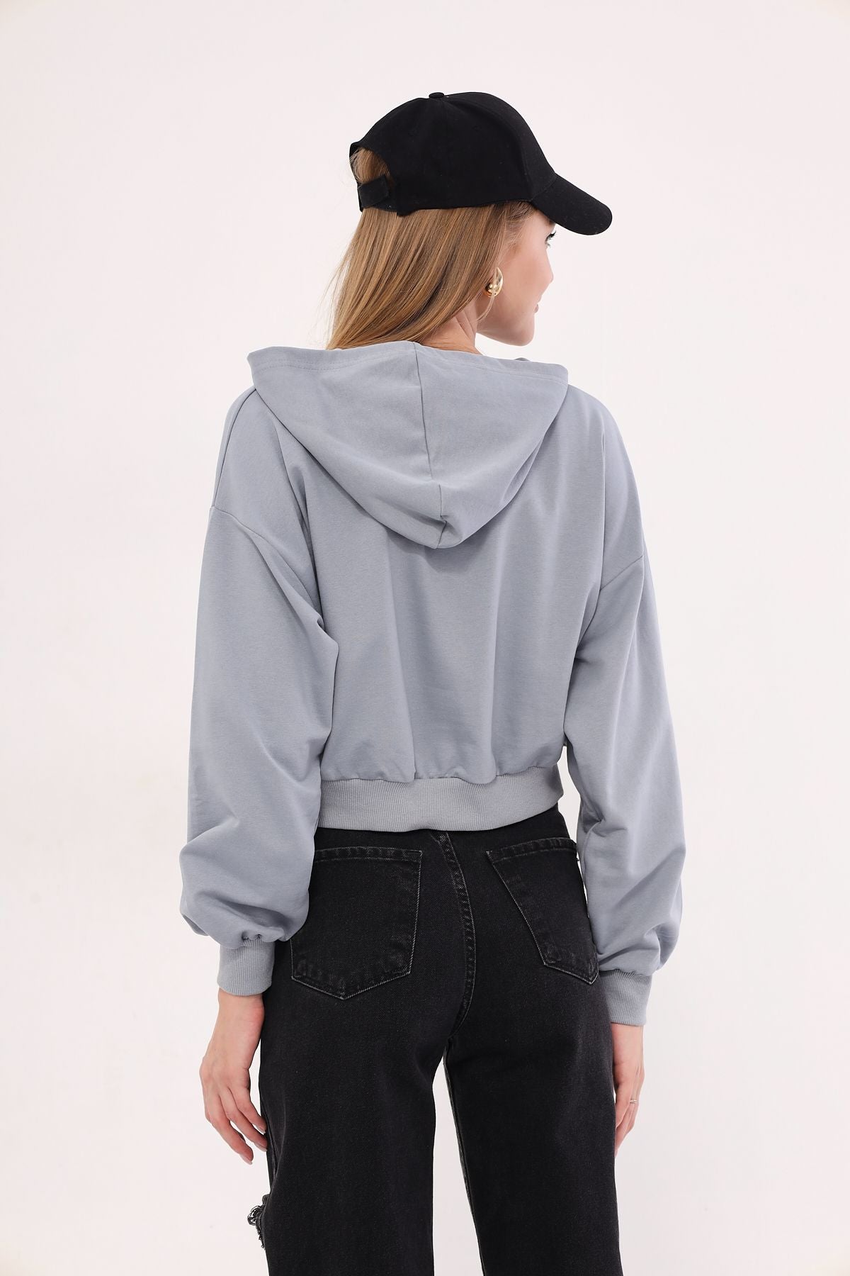 Women's gray front written hooded Crop sweatshirt ARM-25K001028