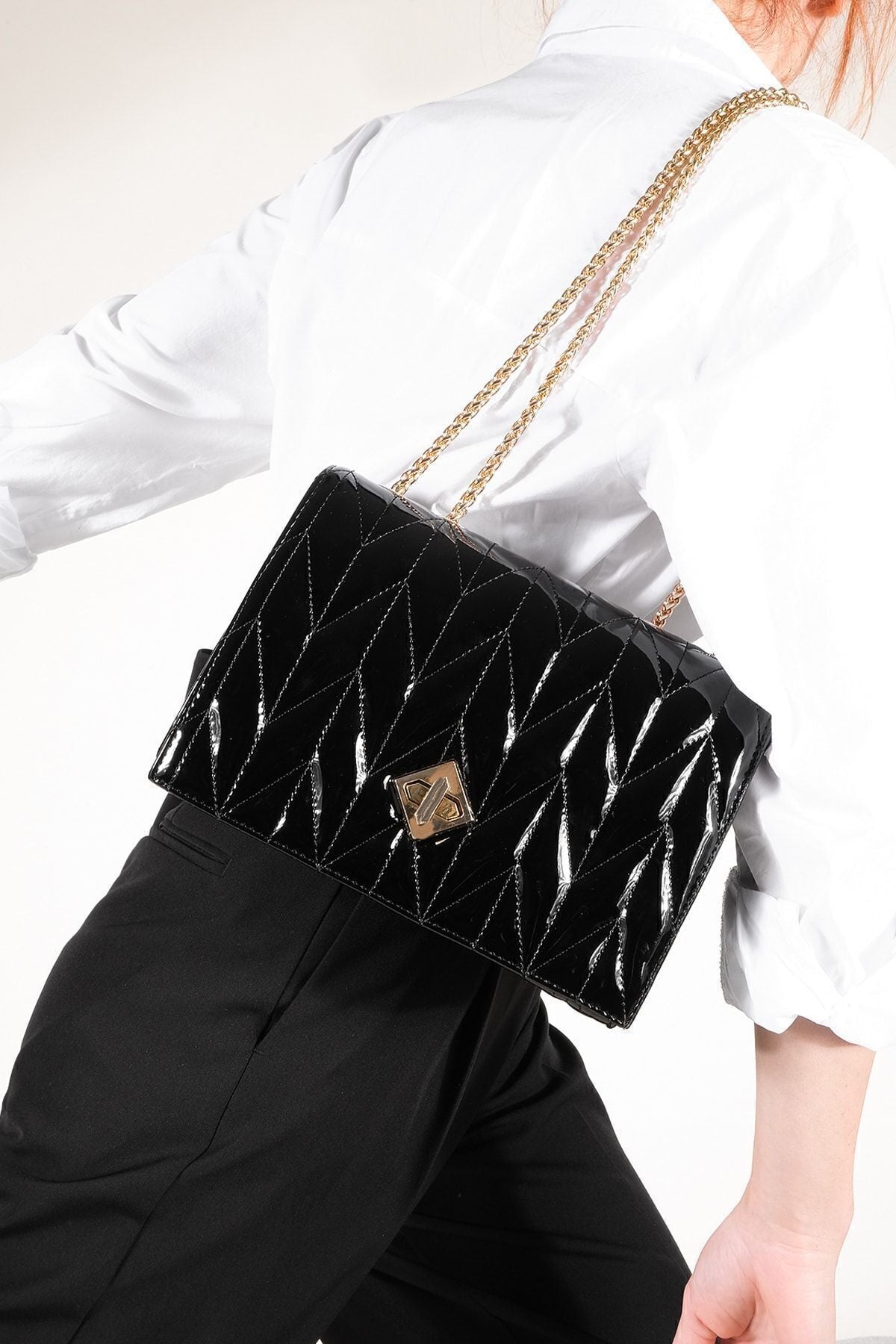 Woman gold -colored chain shoulder bag Delbin black patent leather