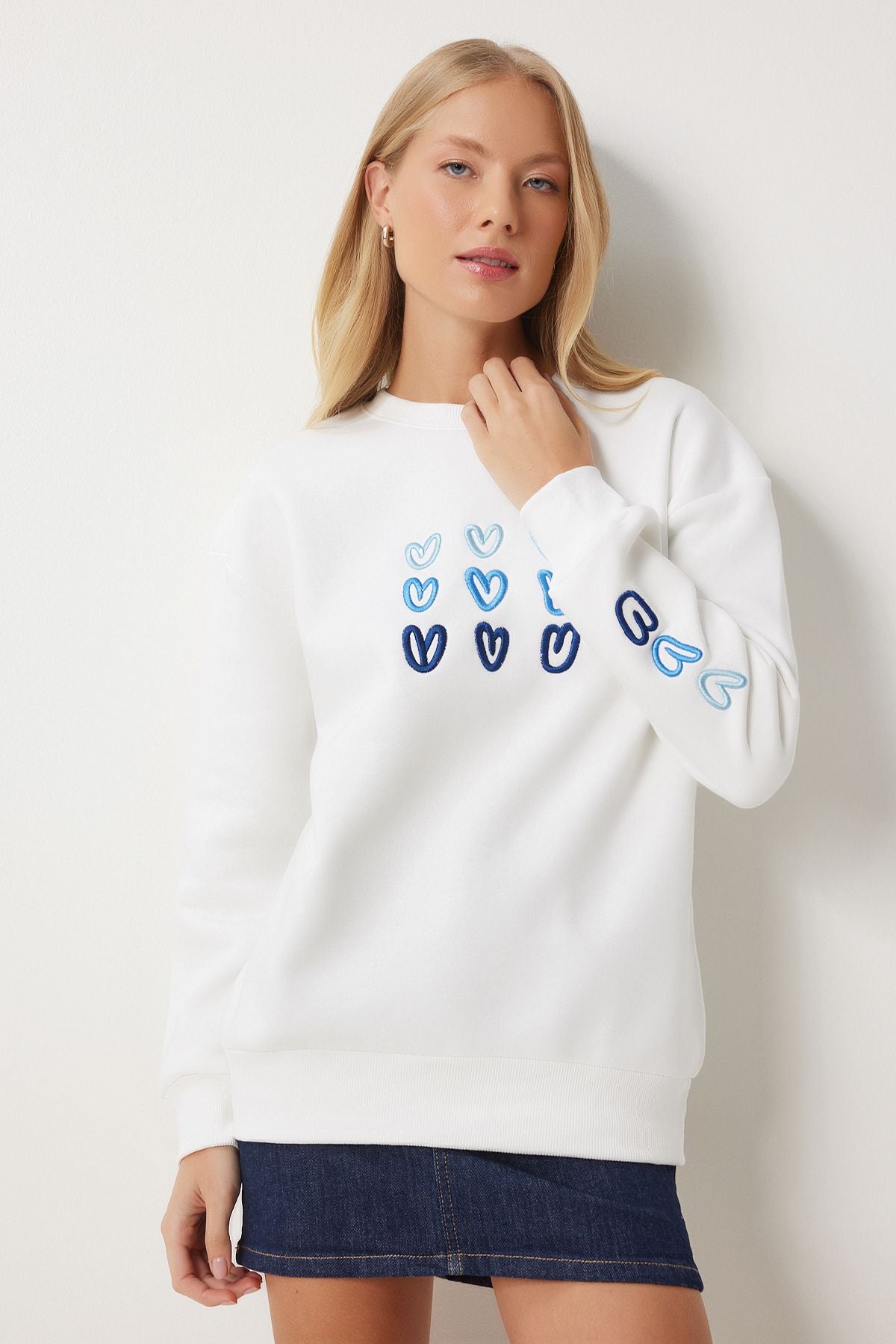 Woman White Heart Embroidery Sweatshirt OW00004