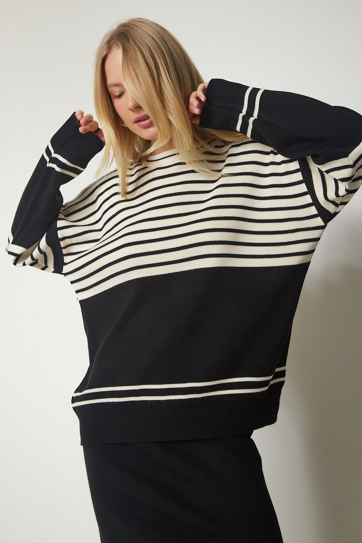 Female black striped sweater skirt knitwear set ki00104
