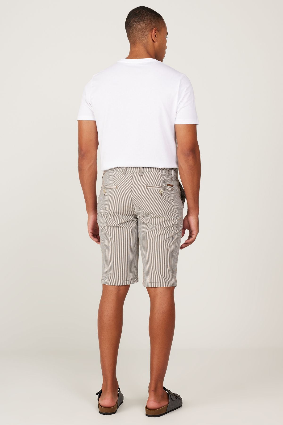 Slim fit narrow cut side pocket tied -up travel shorts