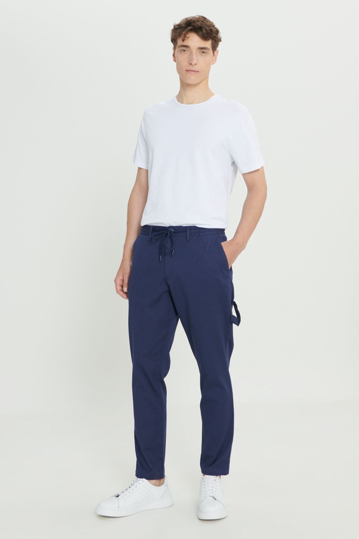 Men's navy blue oversize plenty of cut waist -tied cotton flexible flexible backpone pocket pants