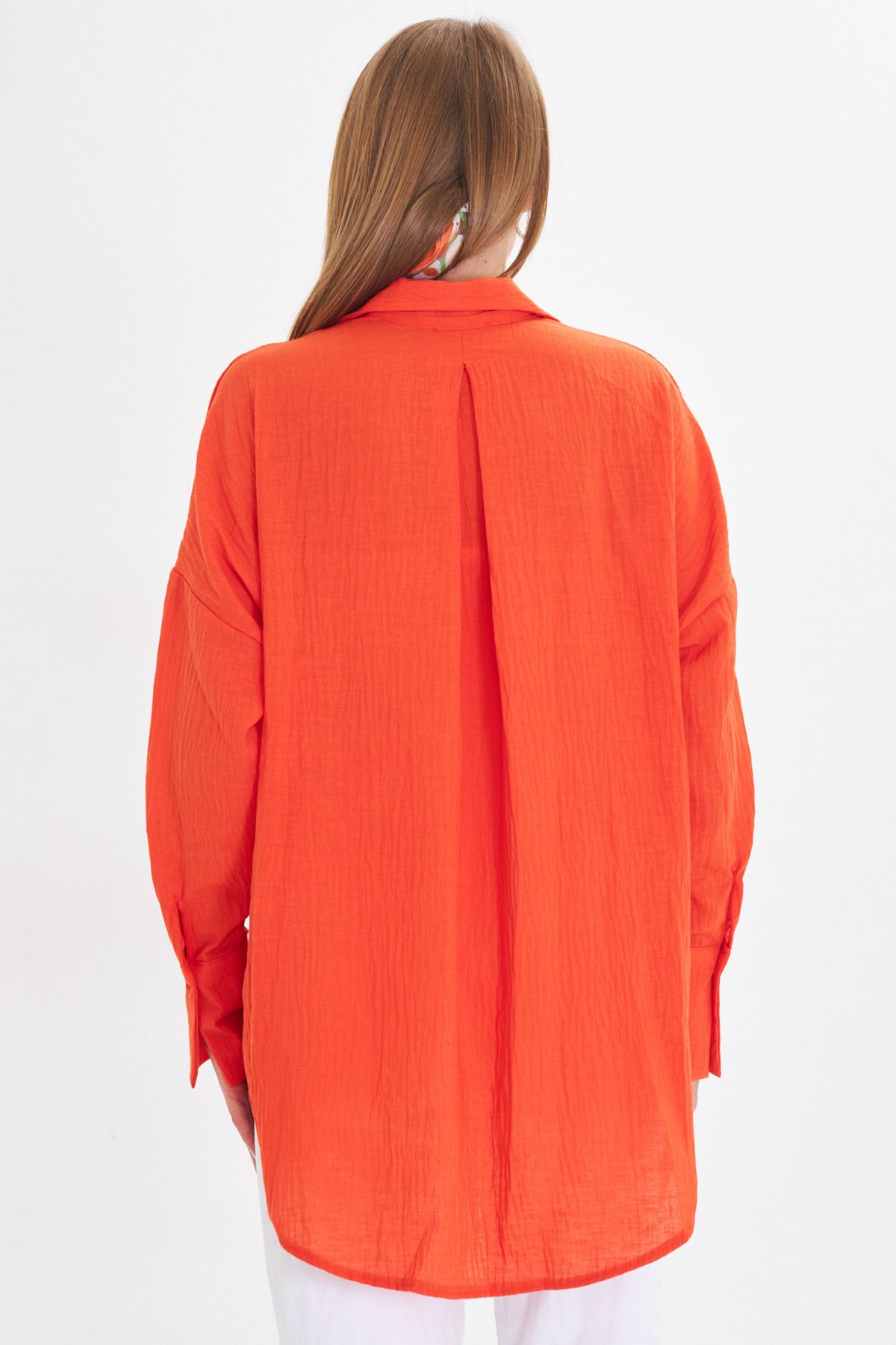 Woman Oranj Oversize textured linen-looking large cuff shirt ARM-24K001001