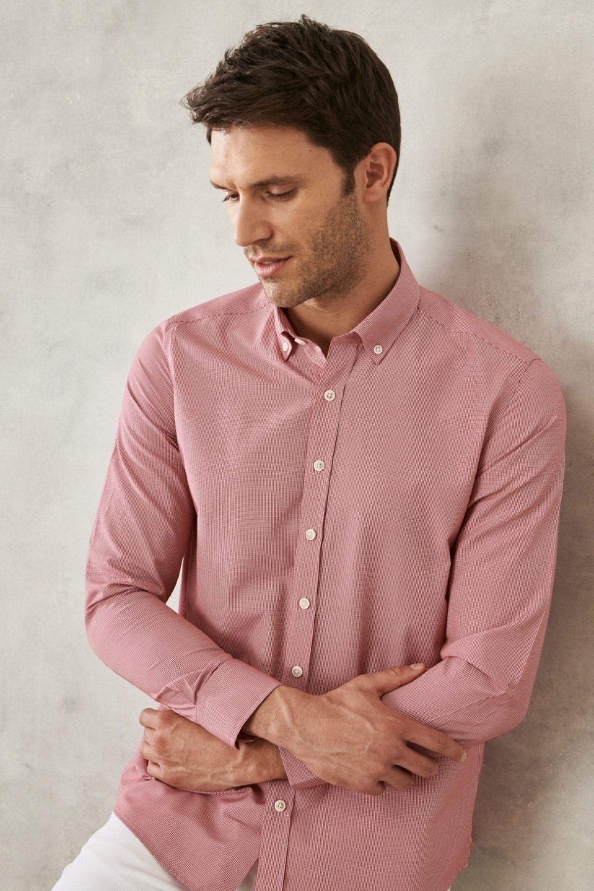 Men's red slim fit narrow cut Oxford buttoned collar pududo cotton shirt