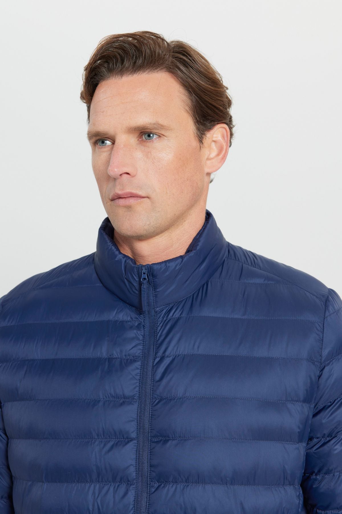 Water and windproofing portable bag that keeps hot light fibrous filling inflatable male coat
