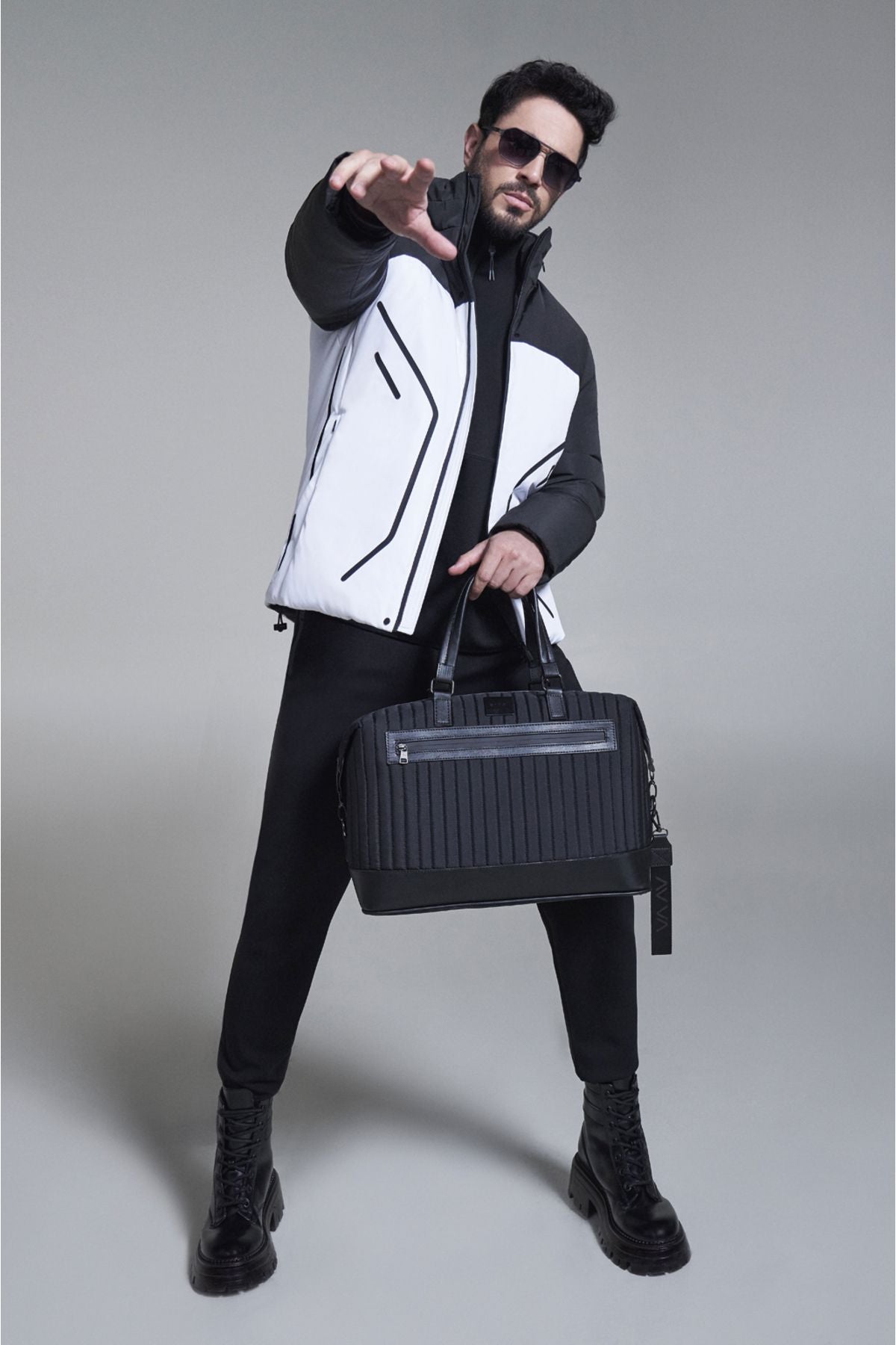 Men's black shoulder strap travel bag A32y9100