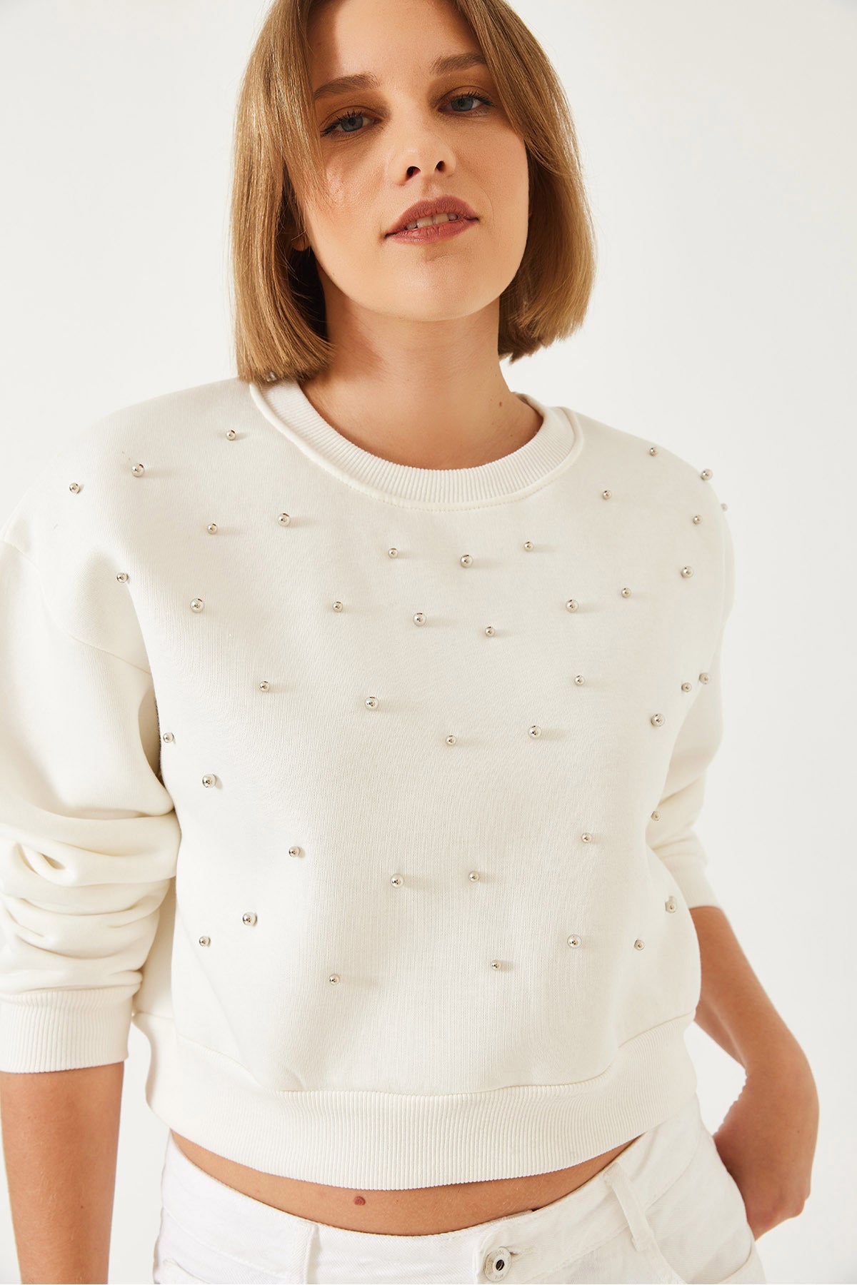 Women's Crew Neck Front Pearl Embroidered Three Thread Raised Sweatshirt 60601041