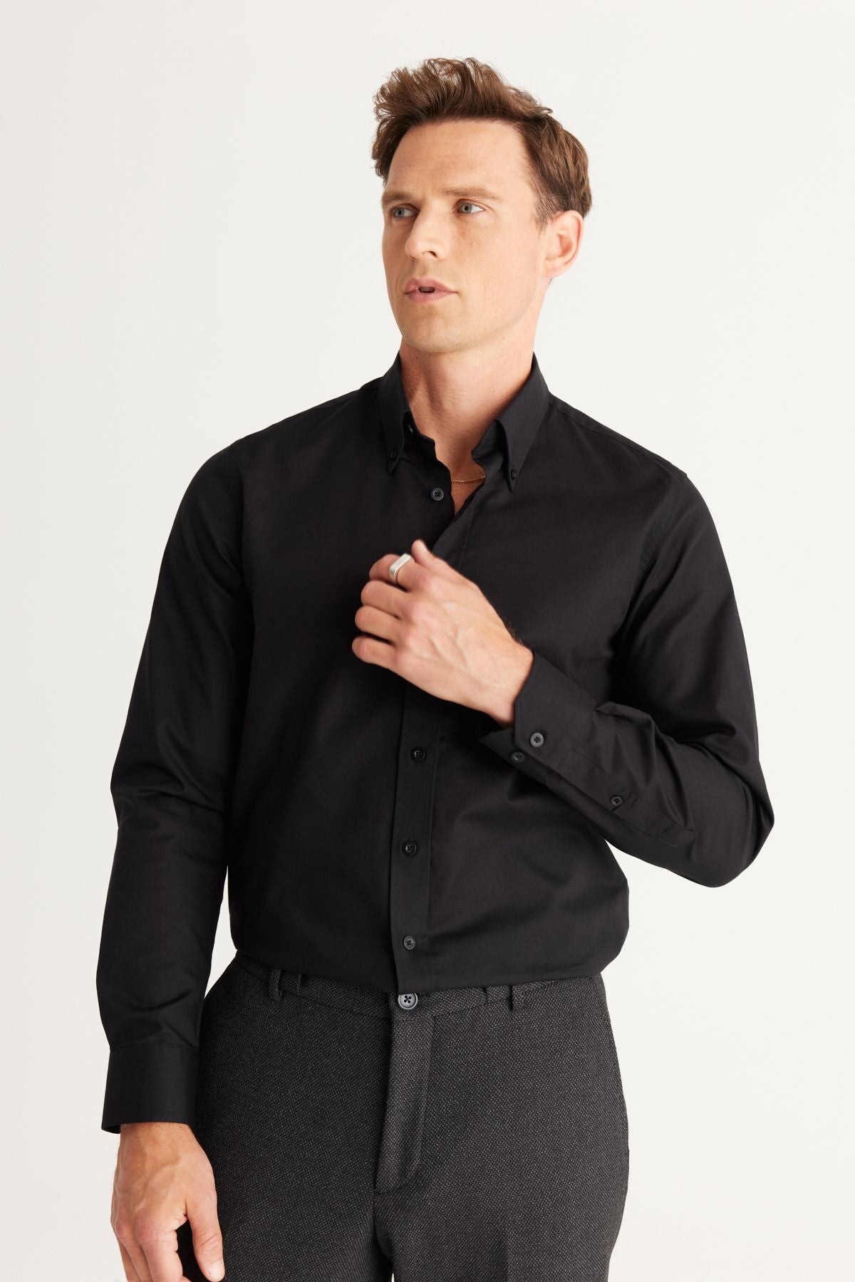 Men's black slim fit narrow cut buttoned collar 100 %cotton oxford shirt