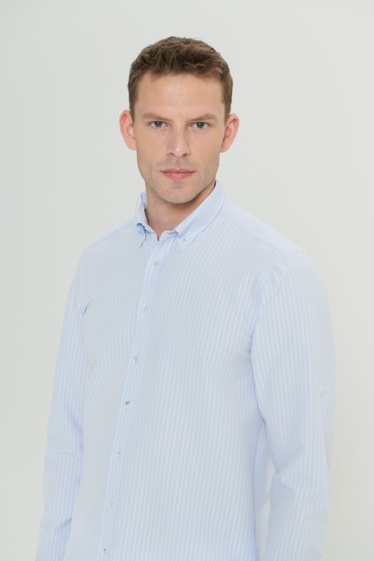 Men's light blue wrinkle technical oxford wafer patterned slim fit narrow cut buttoned collar flexible shirt