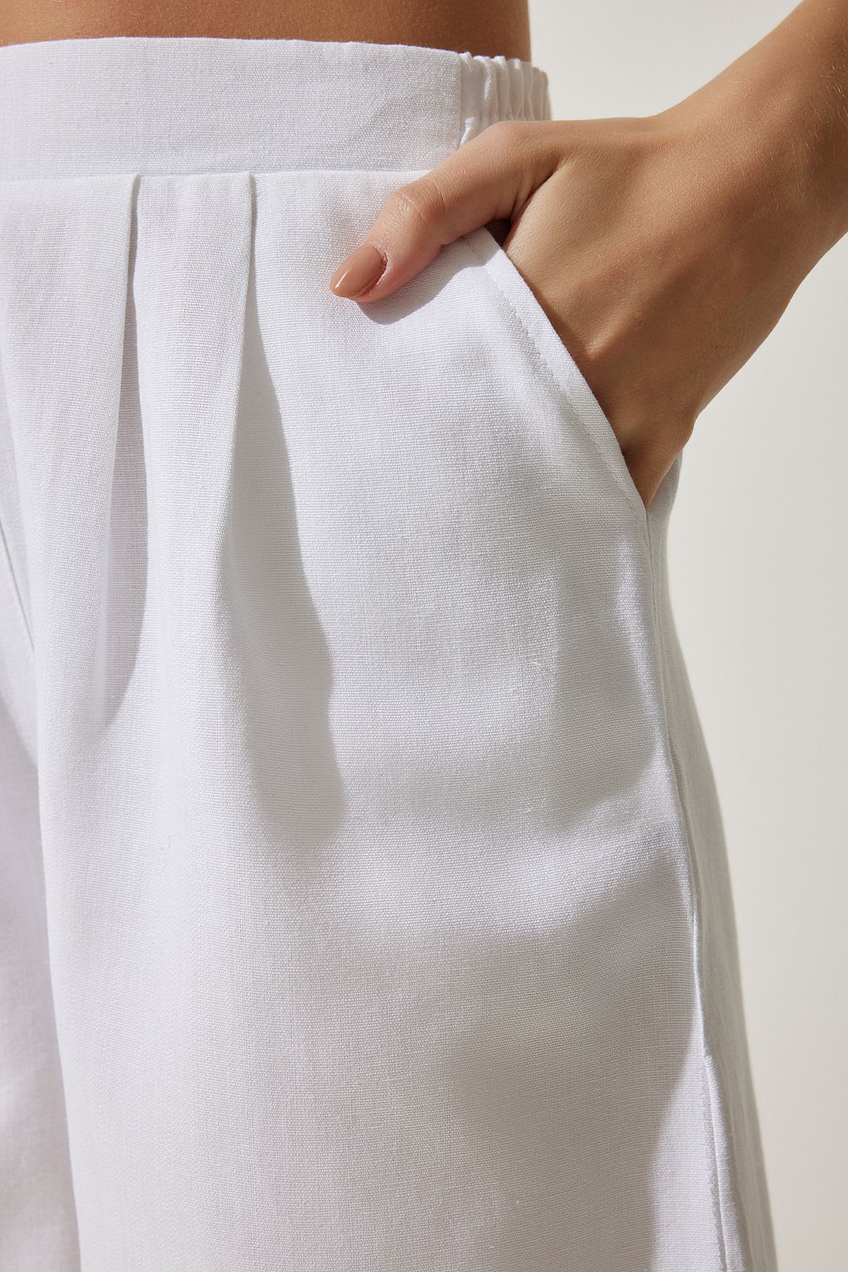 Female white pocket linen shorts MC00276