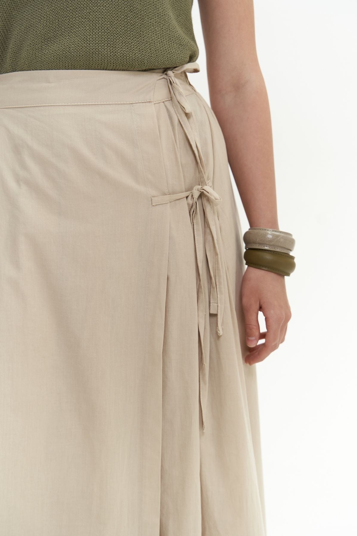 Aida rope detail pleated beige skirt