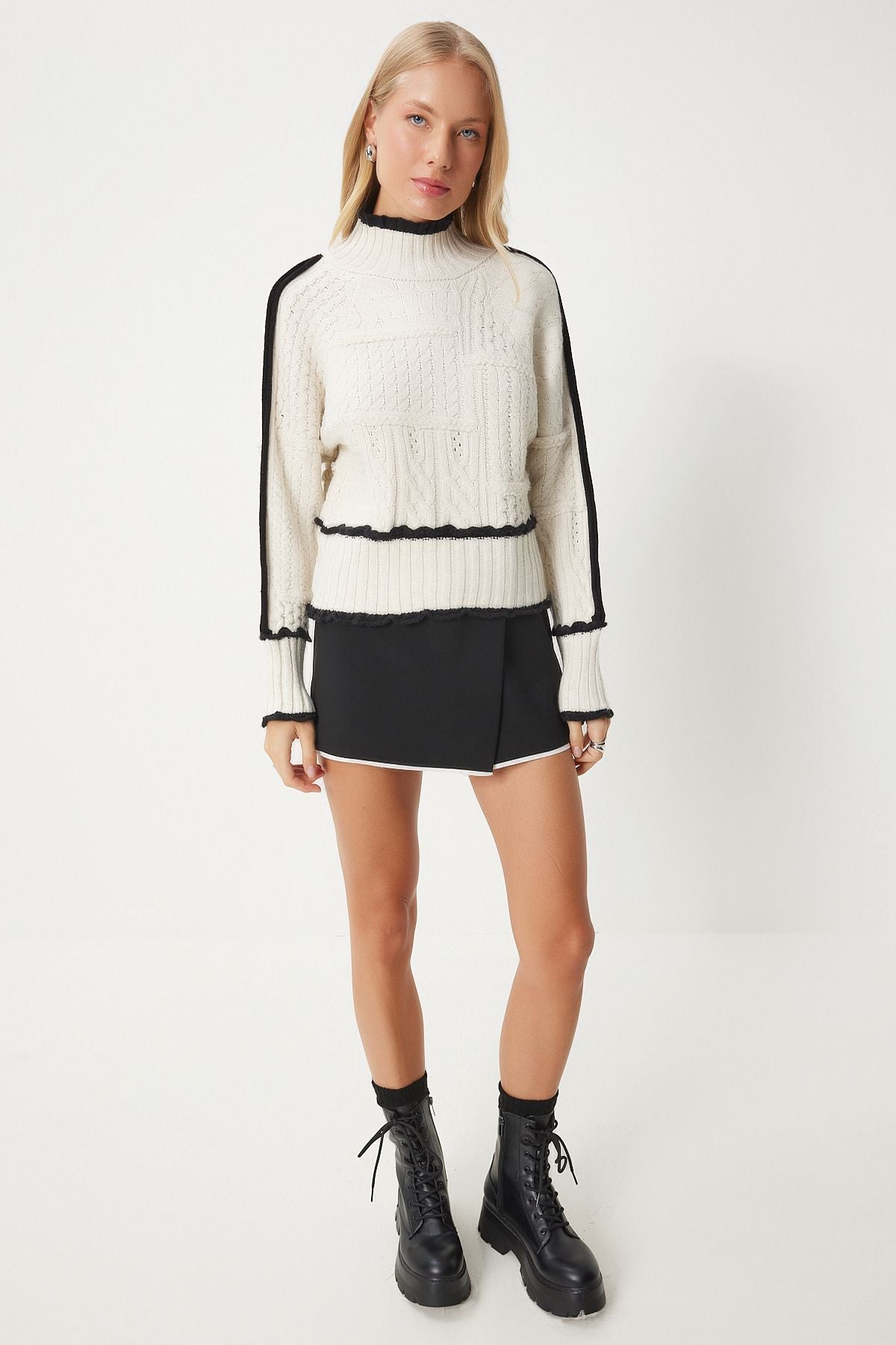 Female Bone Black Contrast Color Detailed Table Knitwear KL00009