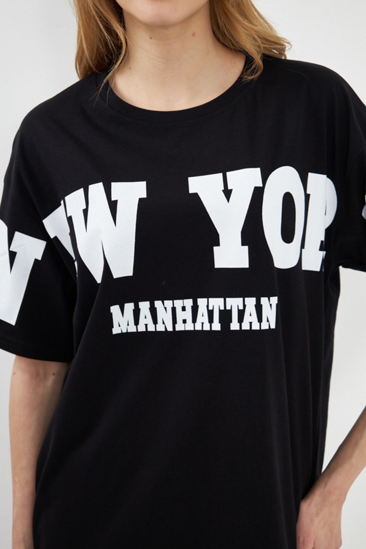 Woman Black in front of New York Written Oversize T-shirt ARM-24Y024001