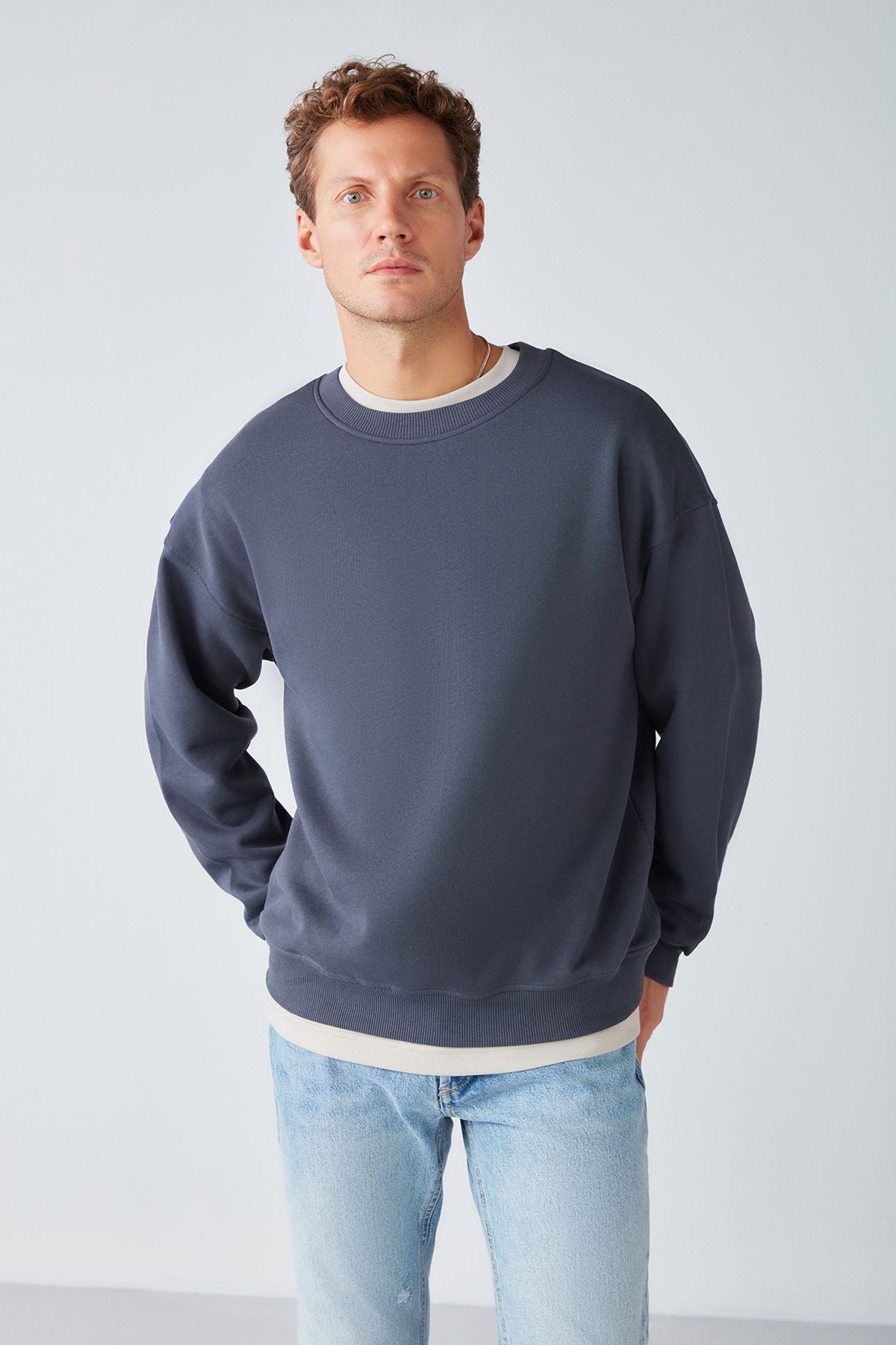 Stephan Men's soft fabric overwheeling fitted round collared anthracite sweatshirt