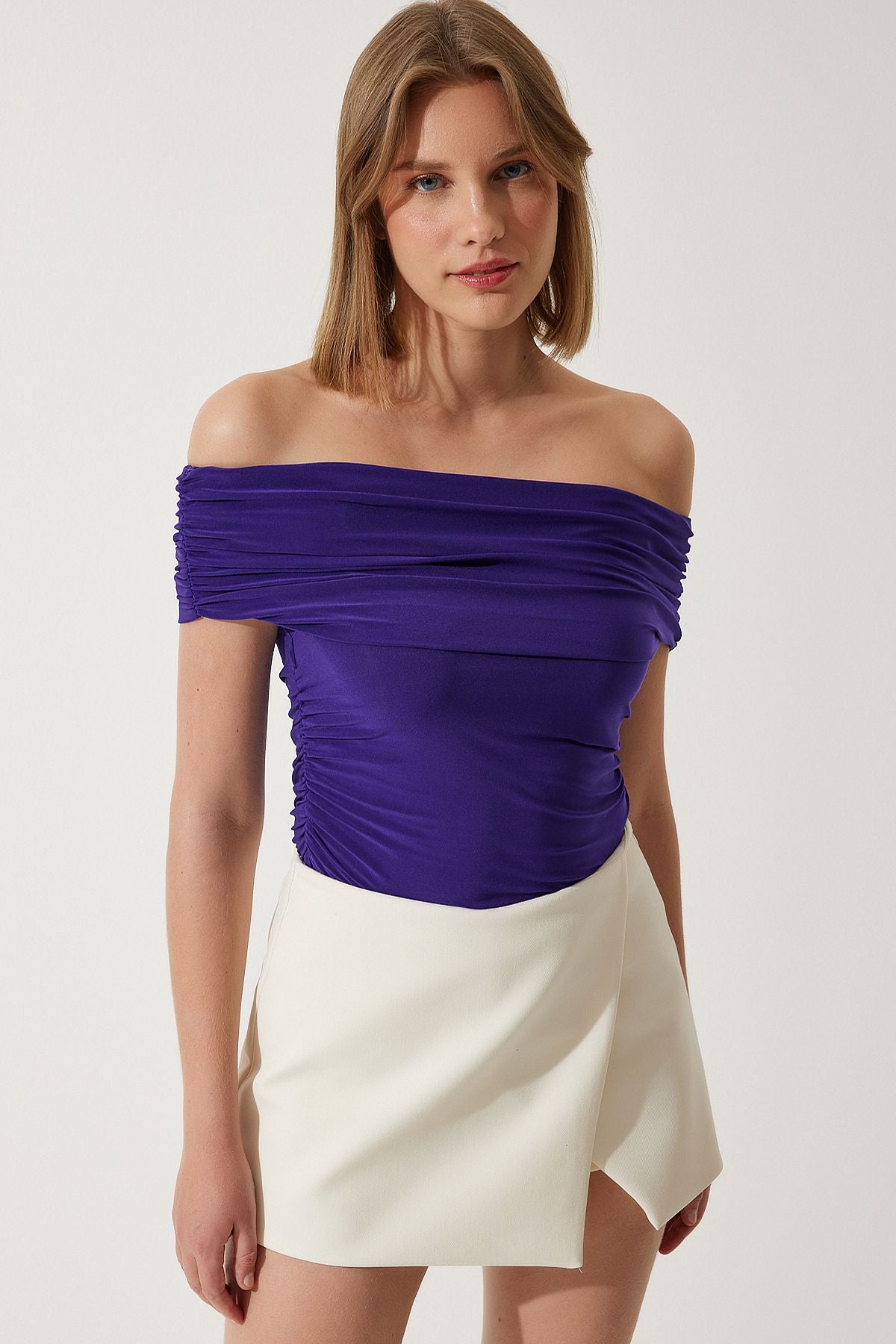 Woman purple shirred outdoor shoulder to00132