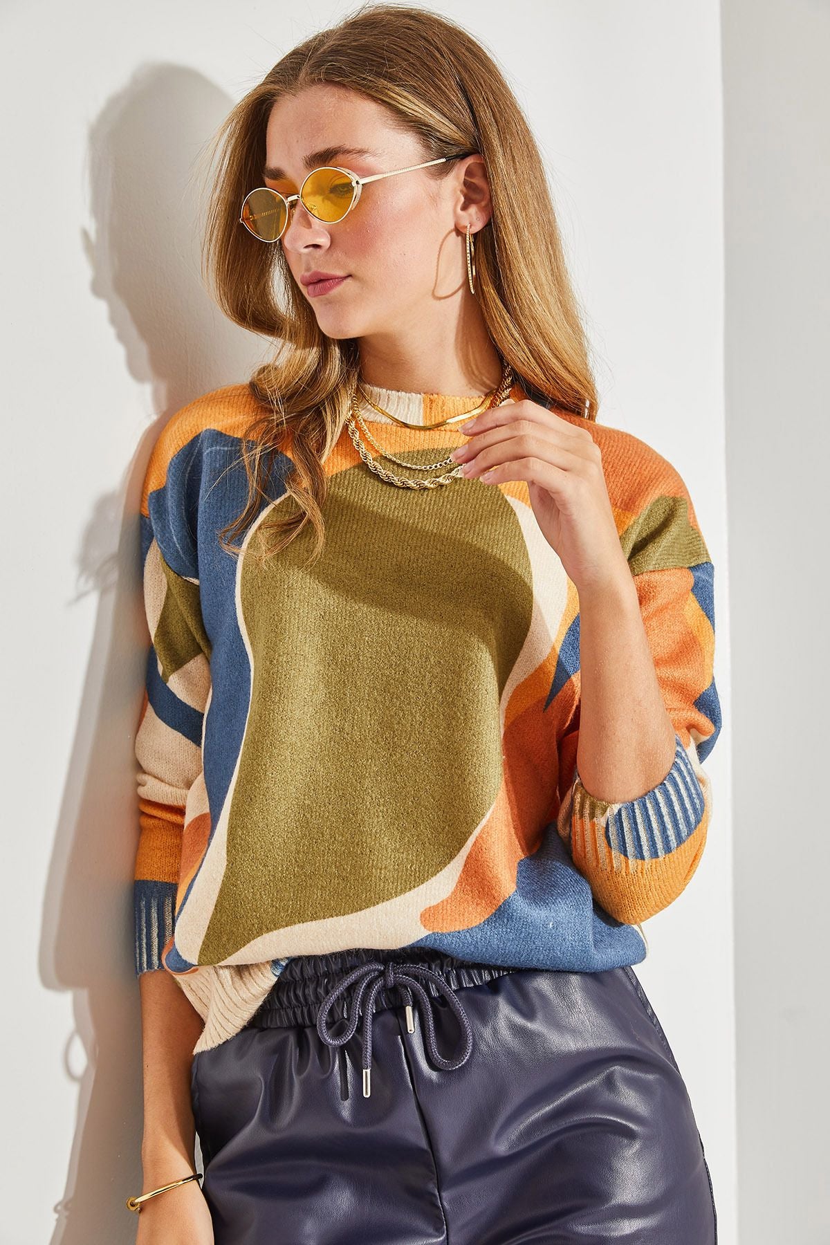 Woman fragmented knitwear sweater