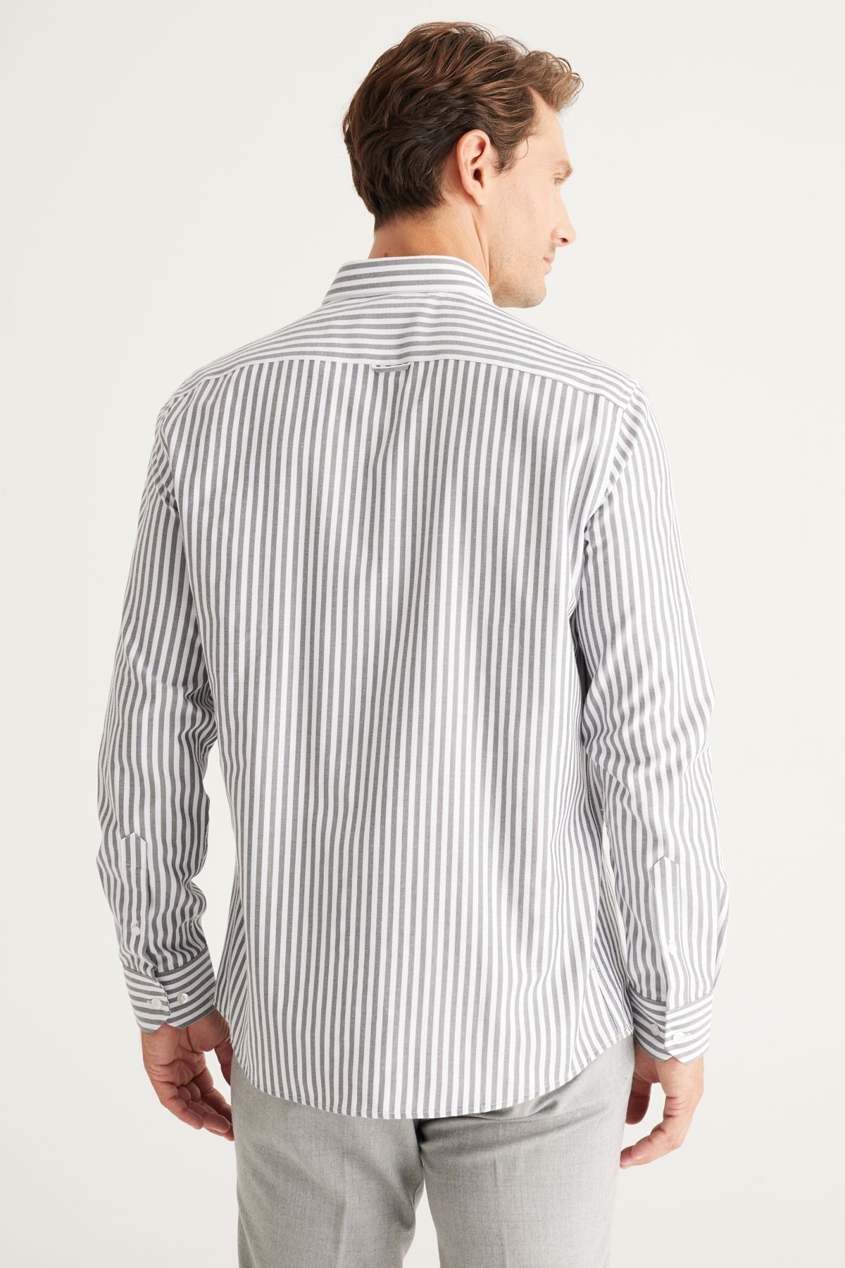 Men's black-and-white slim fit narrow cut buttoned collar cotton striped shirt