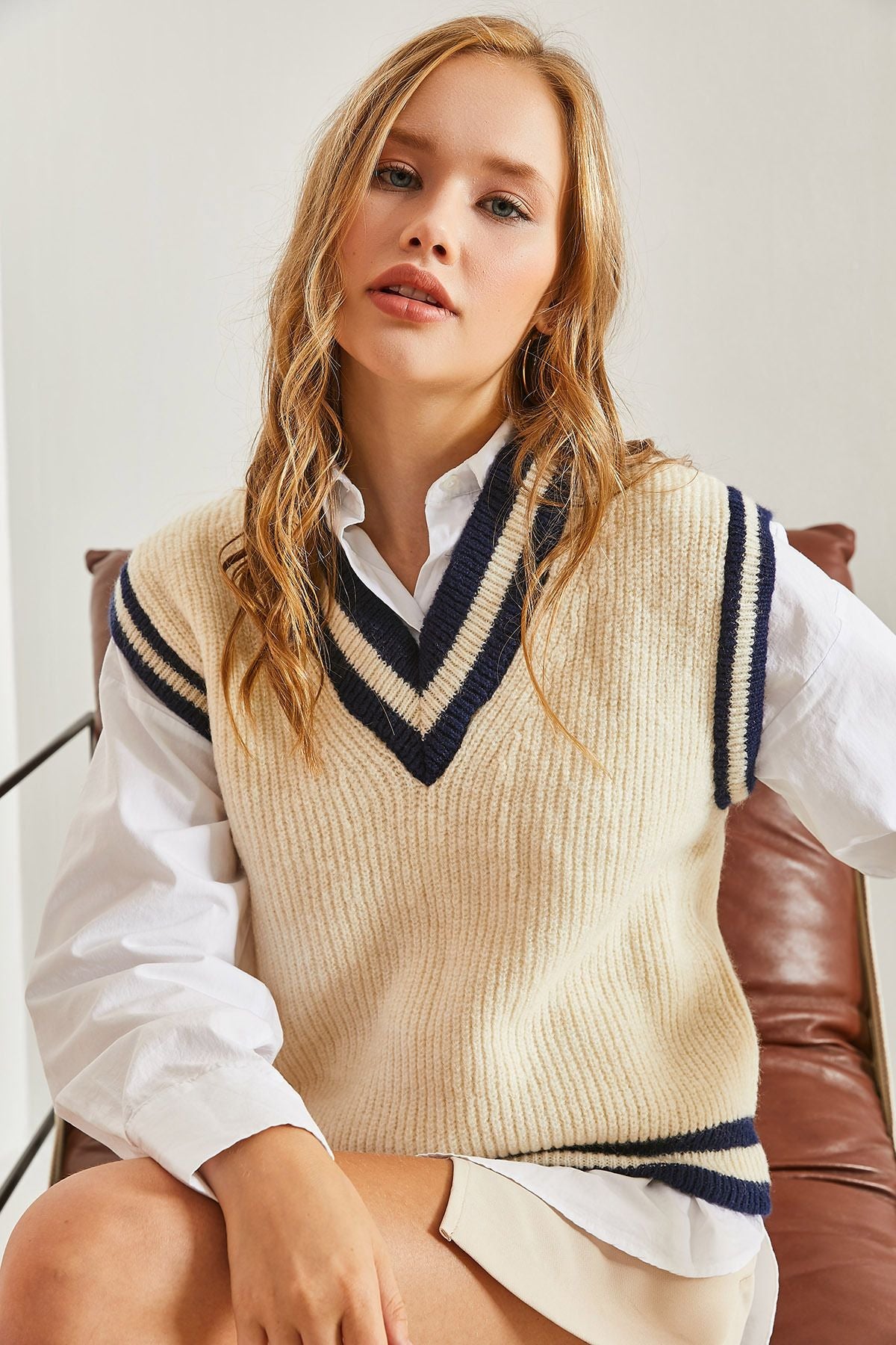 Woman V -neck knitwear sweater