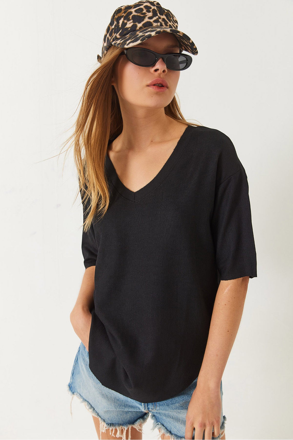 Women's V-Neck Oval Cut Wrinkled Basic T-Shirt 60261484