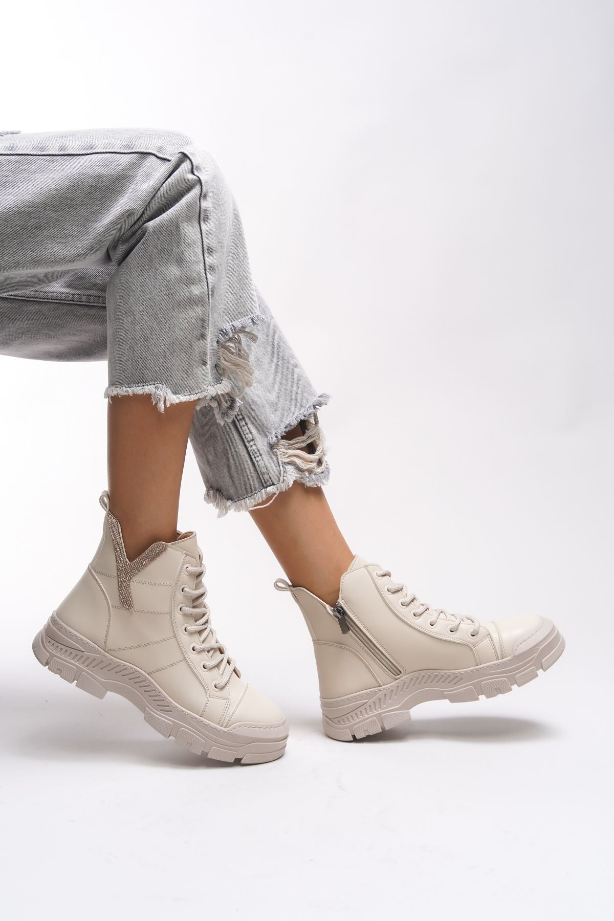 Maerlira women's chain and buckle detailed boat beige skin