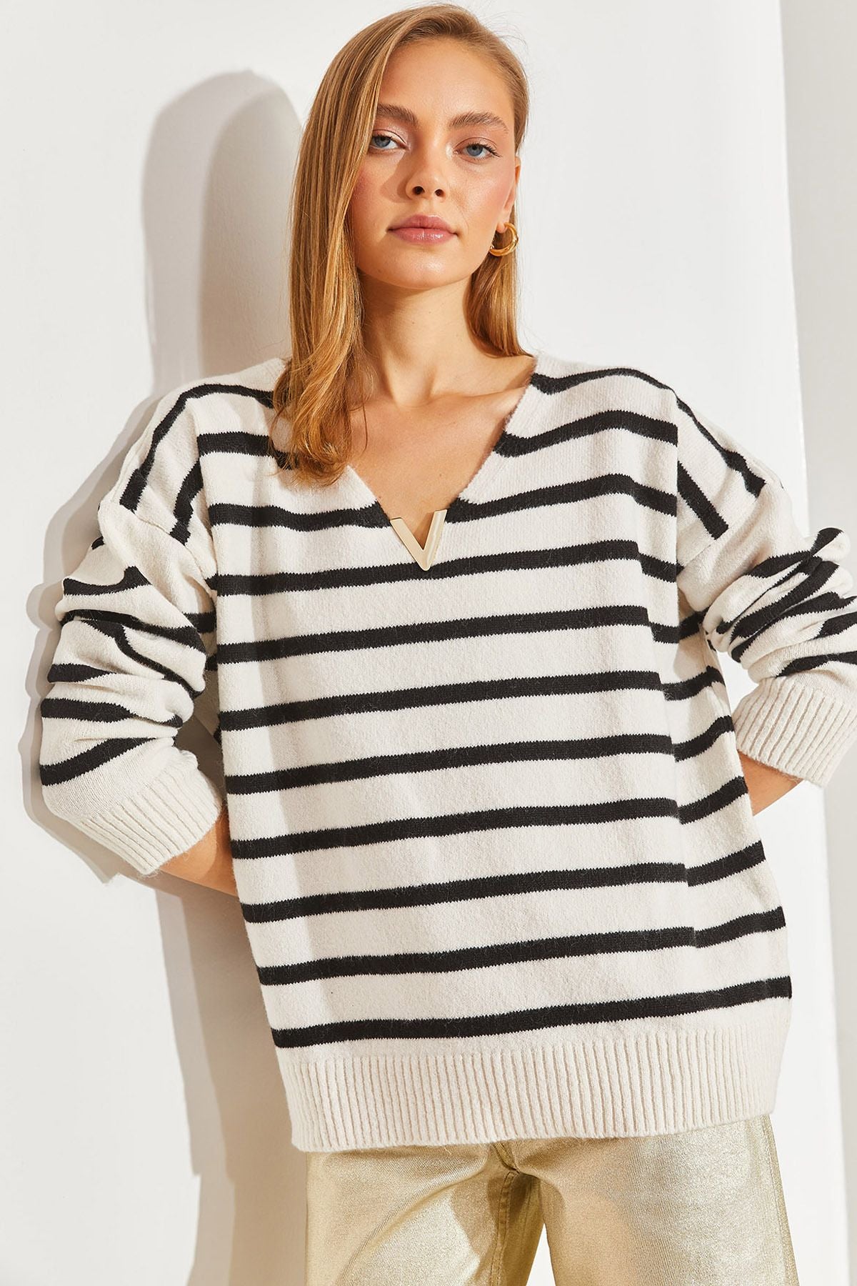 Female V Accessory striped knitwear sweater