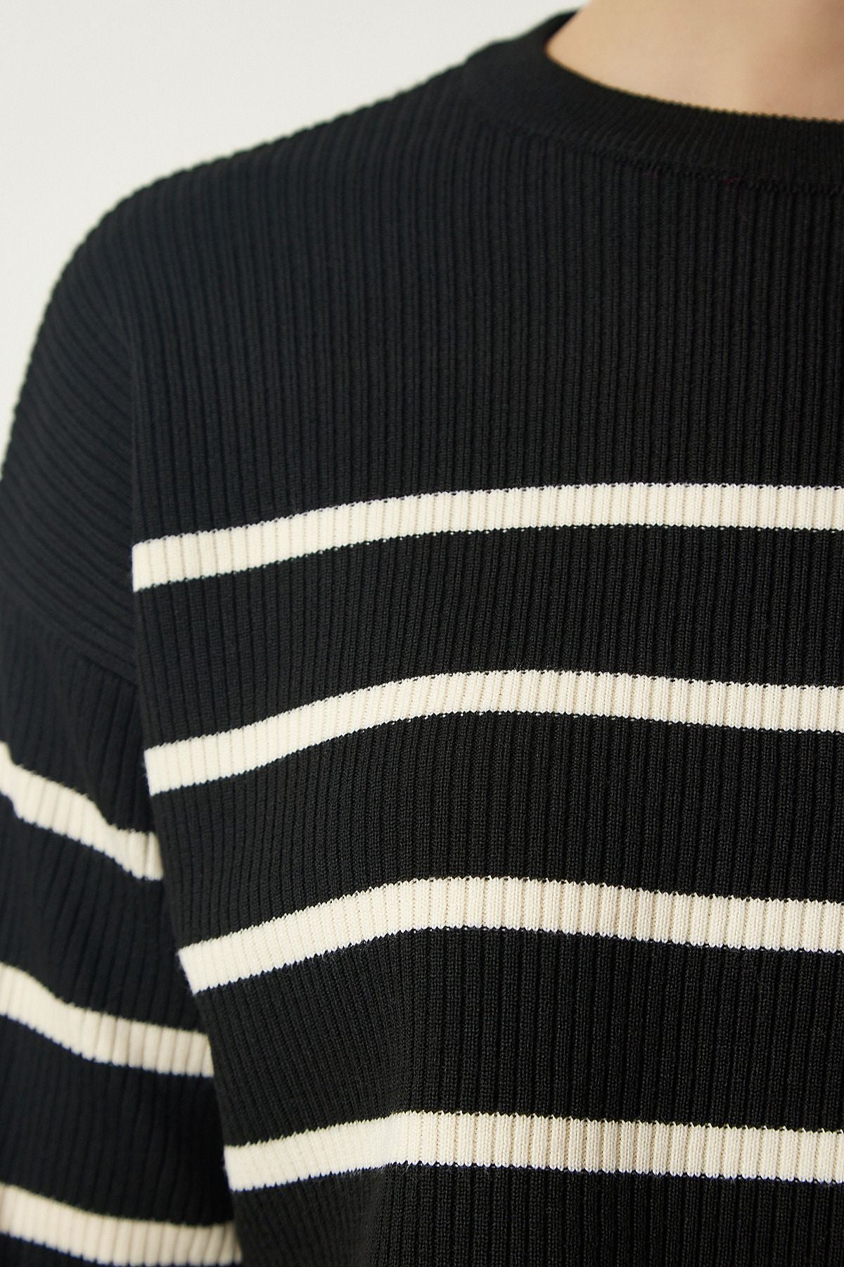 Female Black Wick Striped Crop Knitwear sweater PF00048
