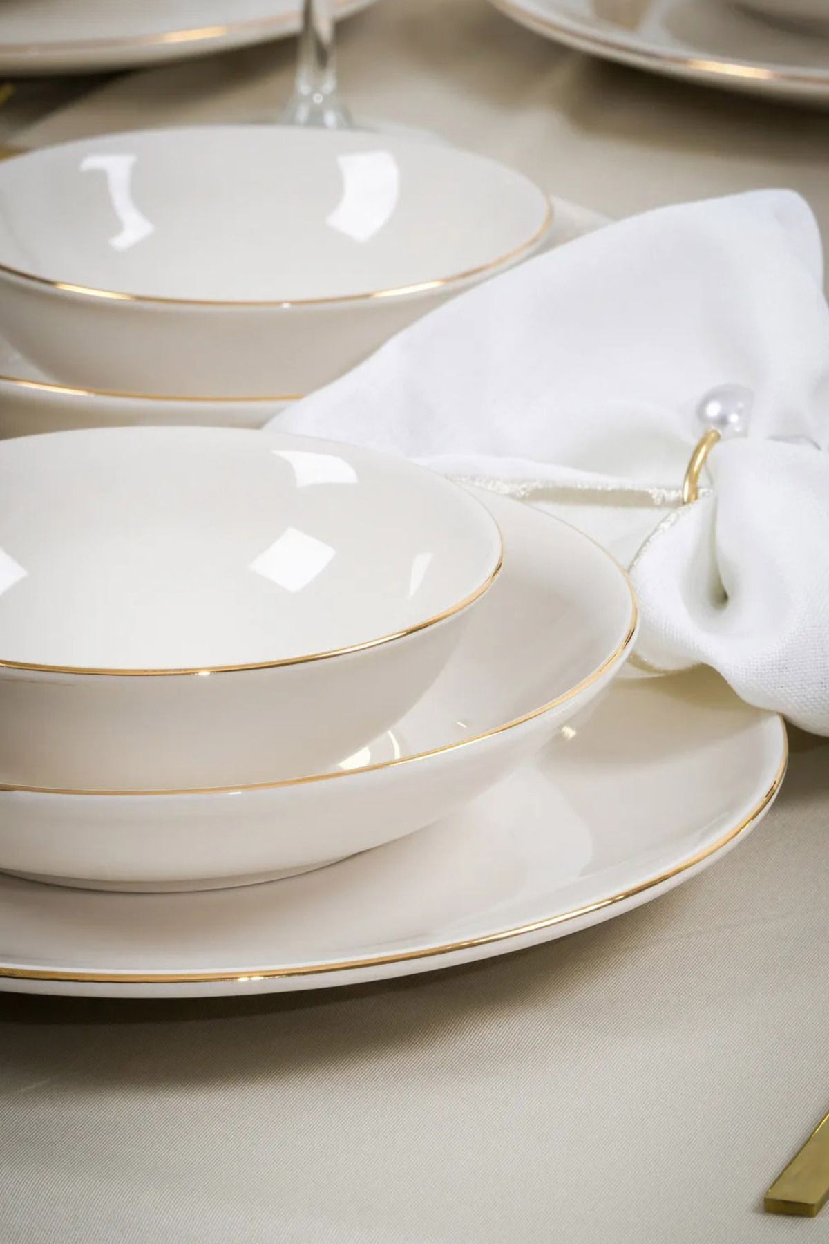 Dream Gold Gilding 18 Piece 6 Perons Porcelain Dinner Set Broken White