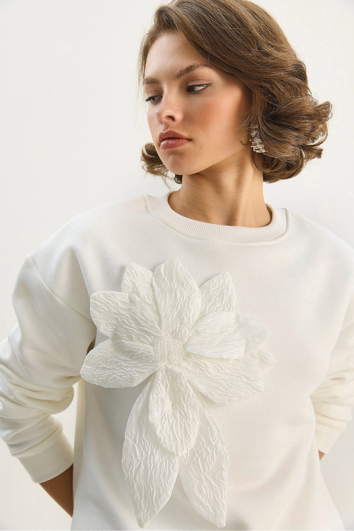 Women's Crew Neck Floral Accessory Three Thread Ribbon Sweatshirt 60601043