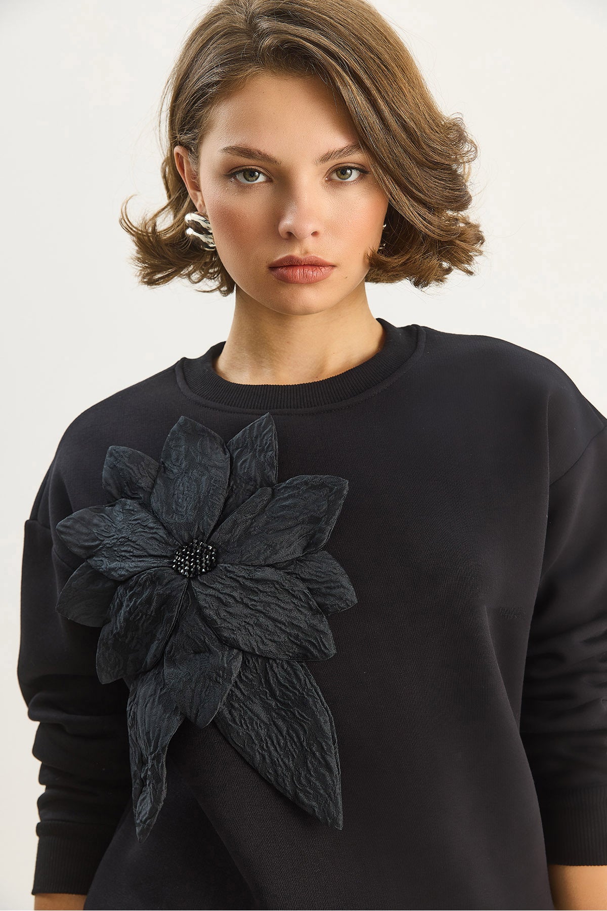 Women's Crew Neck Floral Accessory Three Thread Ribbed Sweatshirt 60601043