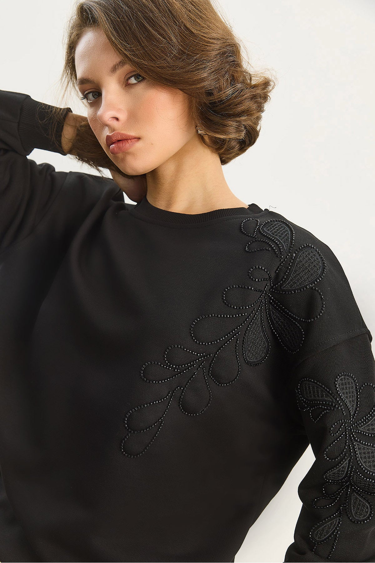 Women's Crew Neck Floral Embroidery and Beaded Sweatshirt 1562 60283633