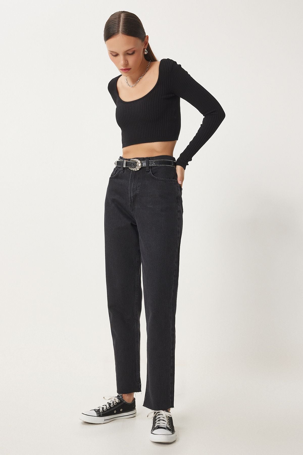 Female black middle waist straight jeans ut00024
