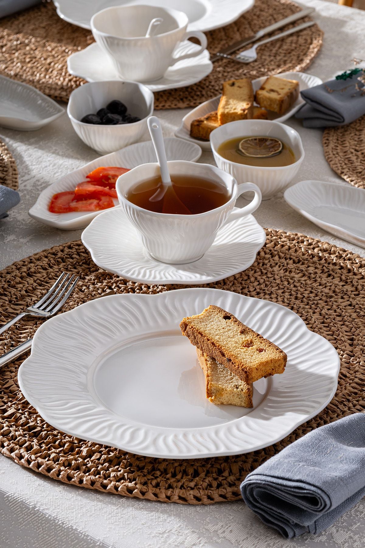 Flowery Porcelain 30 Piece Breakfast Set for 6 people