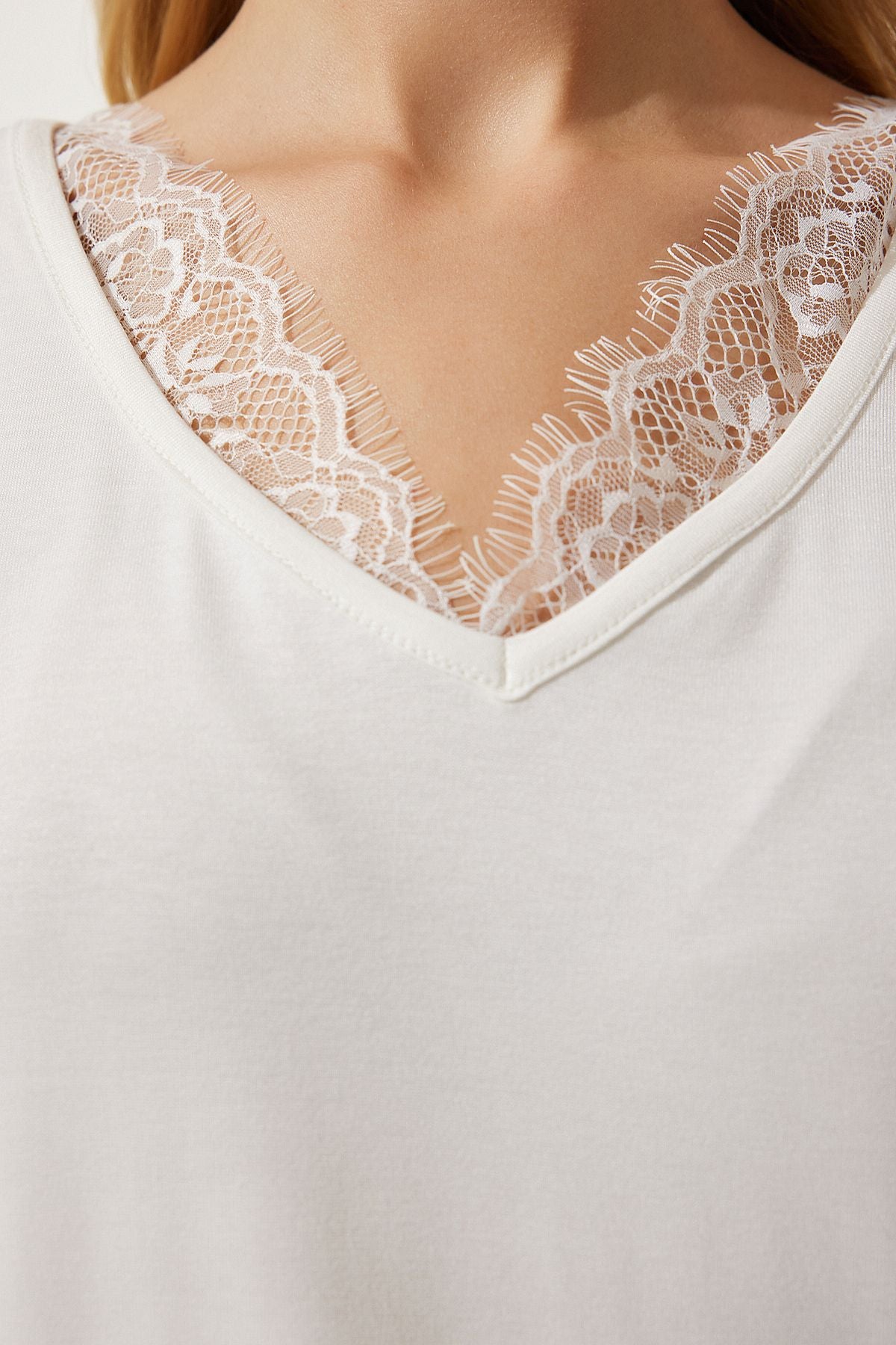 Female ecru lace detailed viscose blouse EN00607