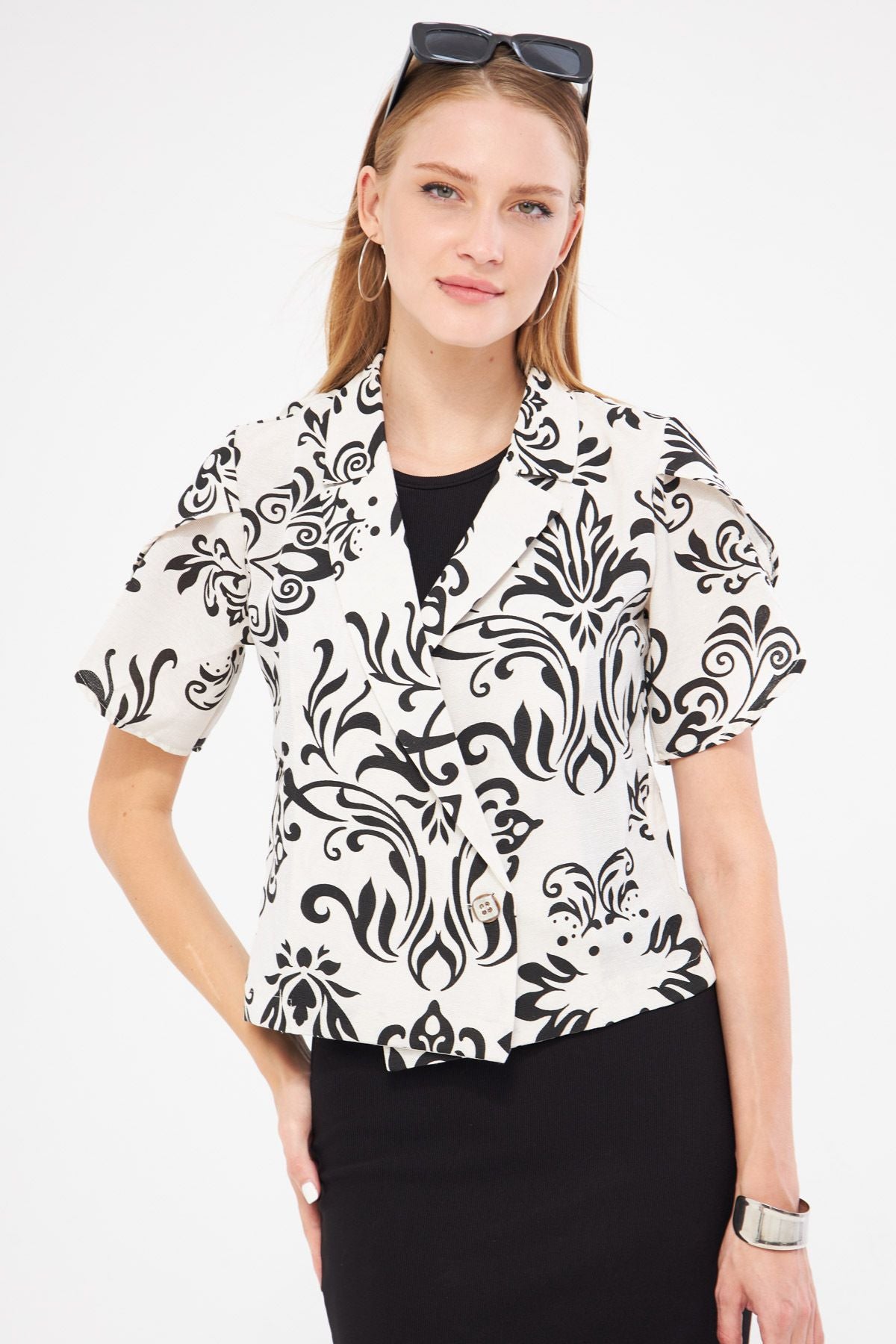 Female black linen-looking patterned arm slit and short sleeve jacket ARM-24Y001095