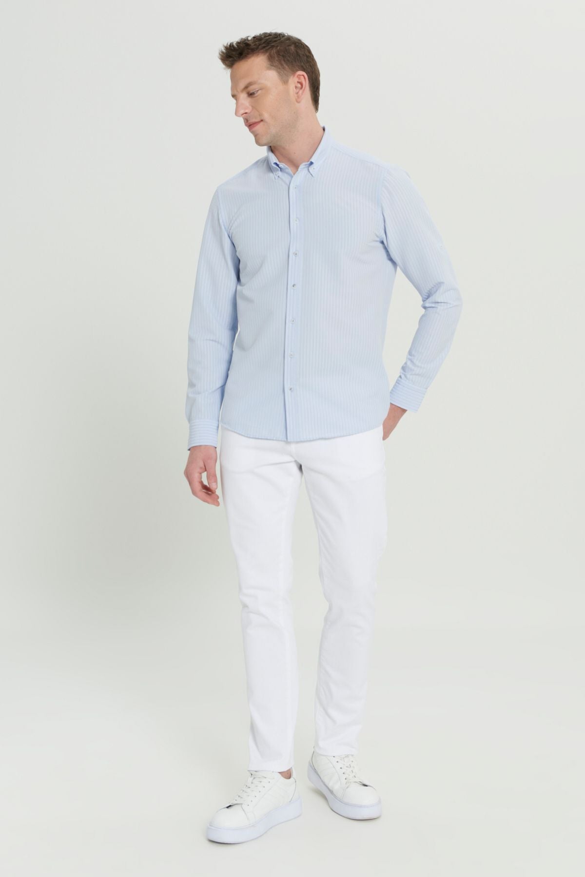Men's light blue wrinkle technical oxford wafer patterned slim fit narrow cut buttoned collar flexible shirt