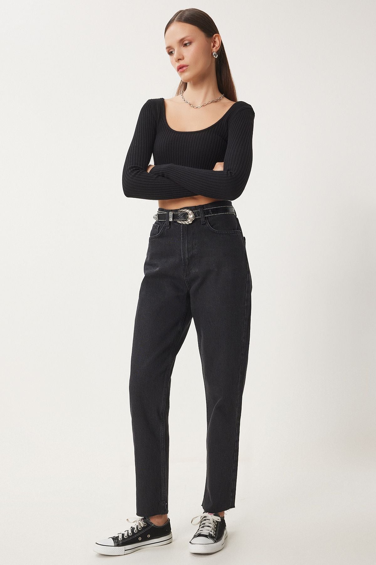 Female black middle waist straight jeans ut00024