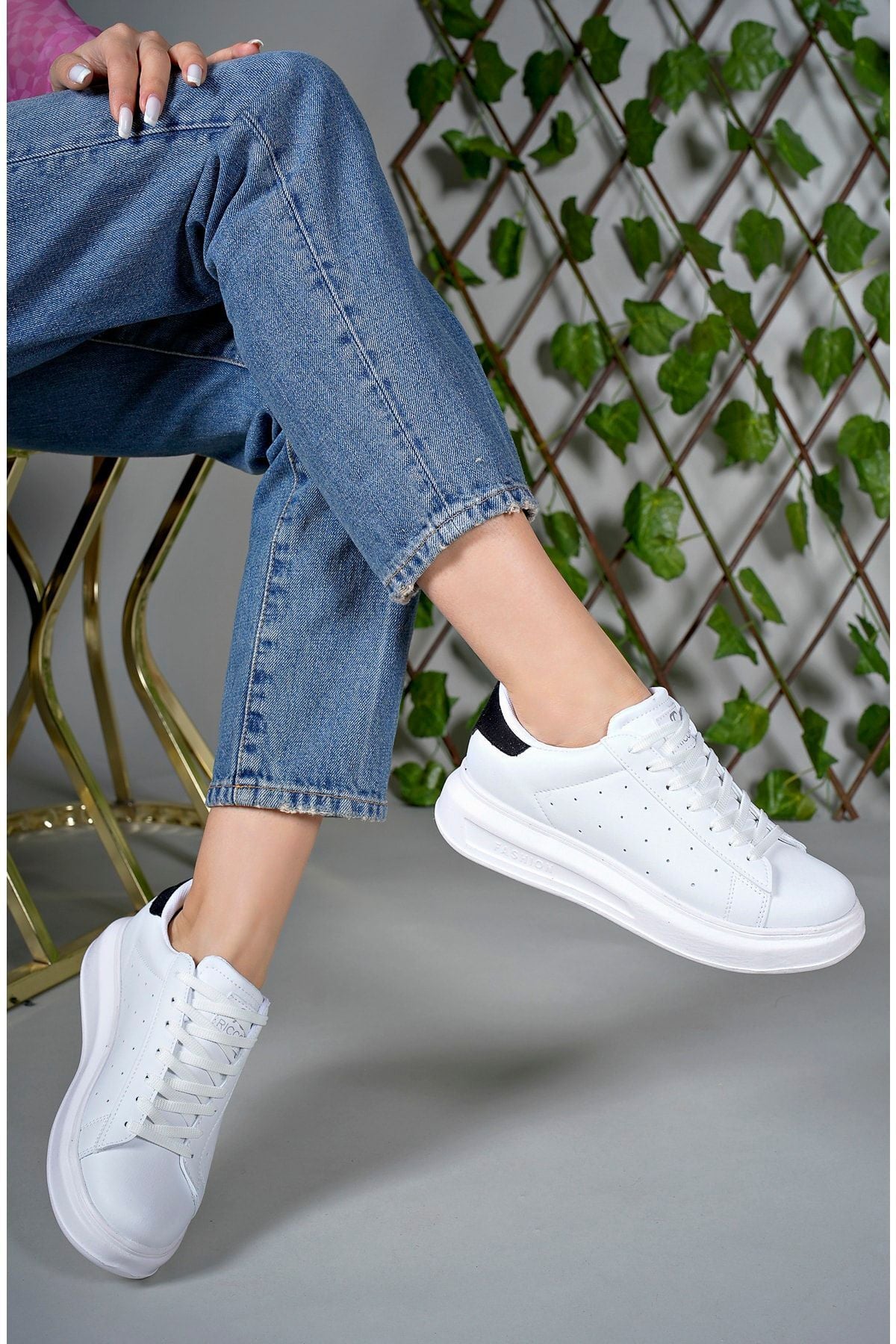 Female Sneaker 0012156 White Black Skin
