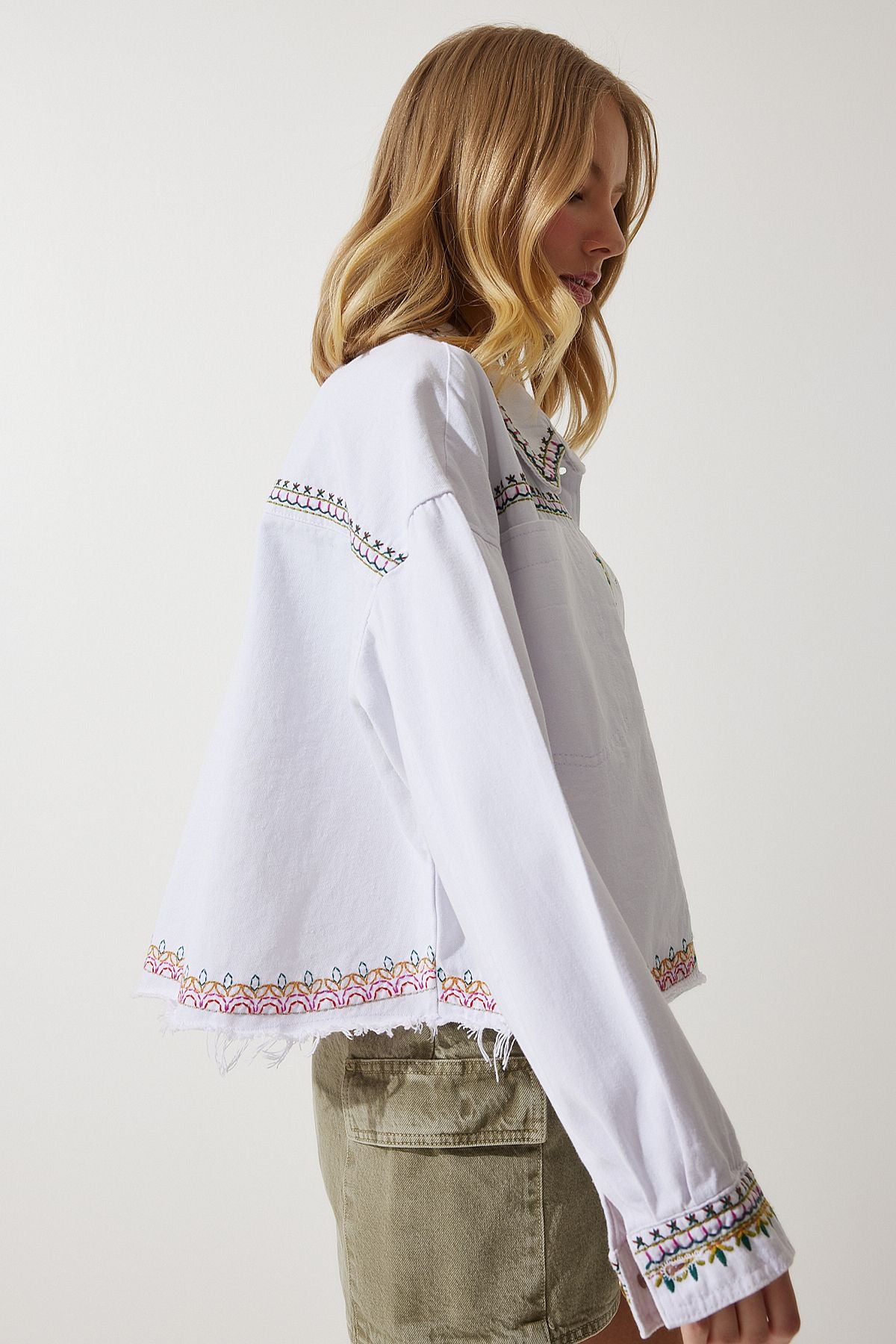 Woman White Embroidered Tasseled Oversize denim jacket sa00018