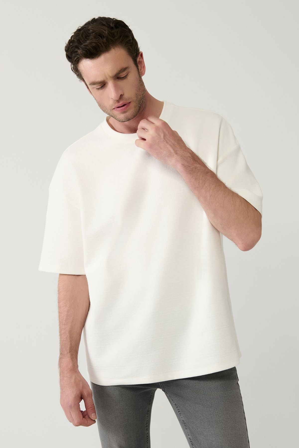 Men's Ecru Bicycle Neck Jacquard Embroidered T-shirt A41y1194