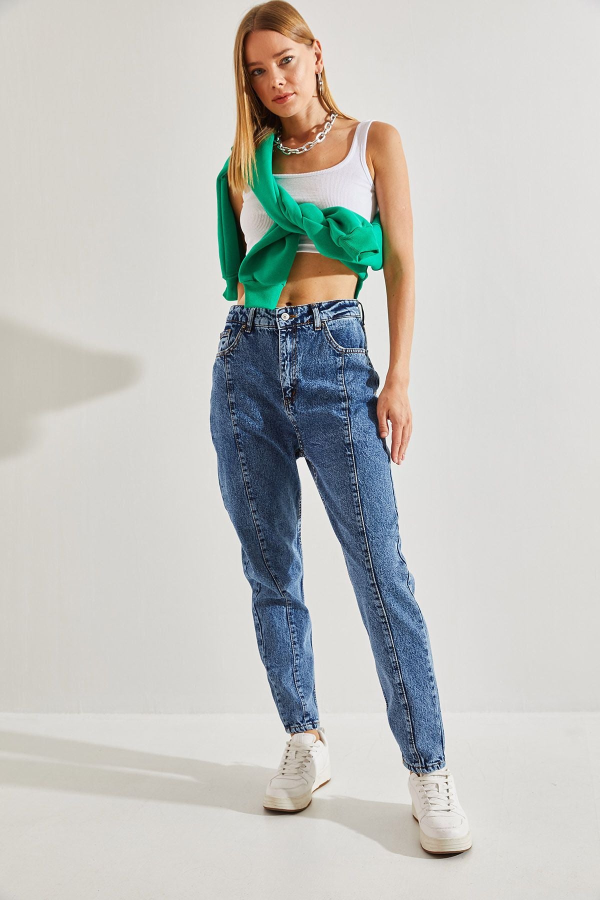 Female fragmented mom pants