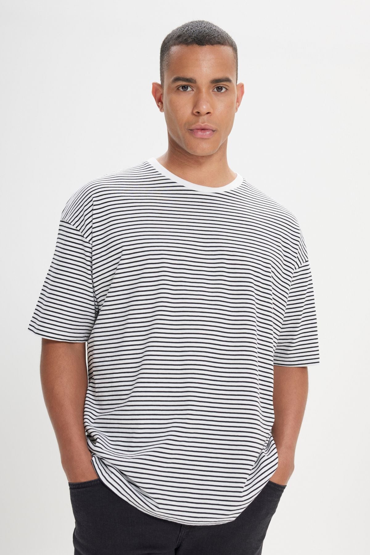 Men's black-and-white oversize abundant cut 100 %cotton bike collar striped T-shirt