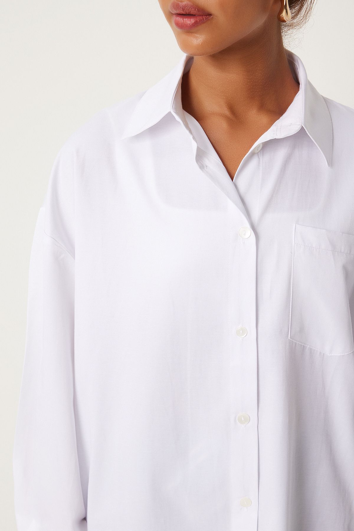 Woman with white pocket overwheel shirt FN03262