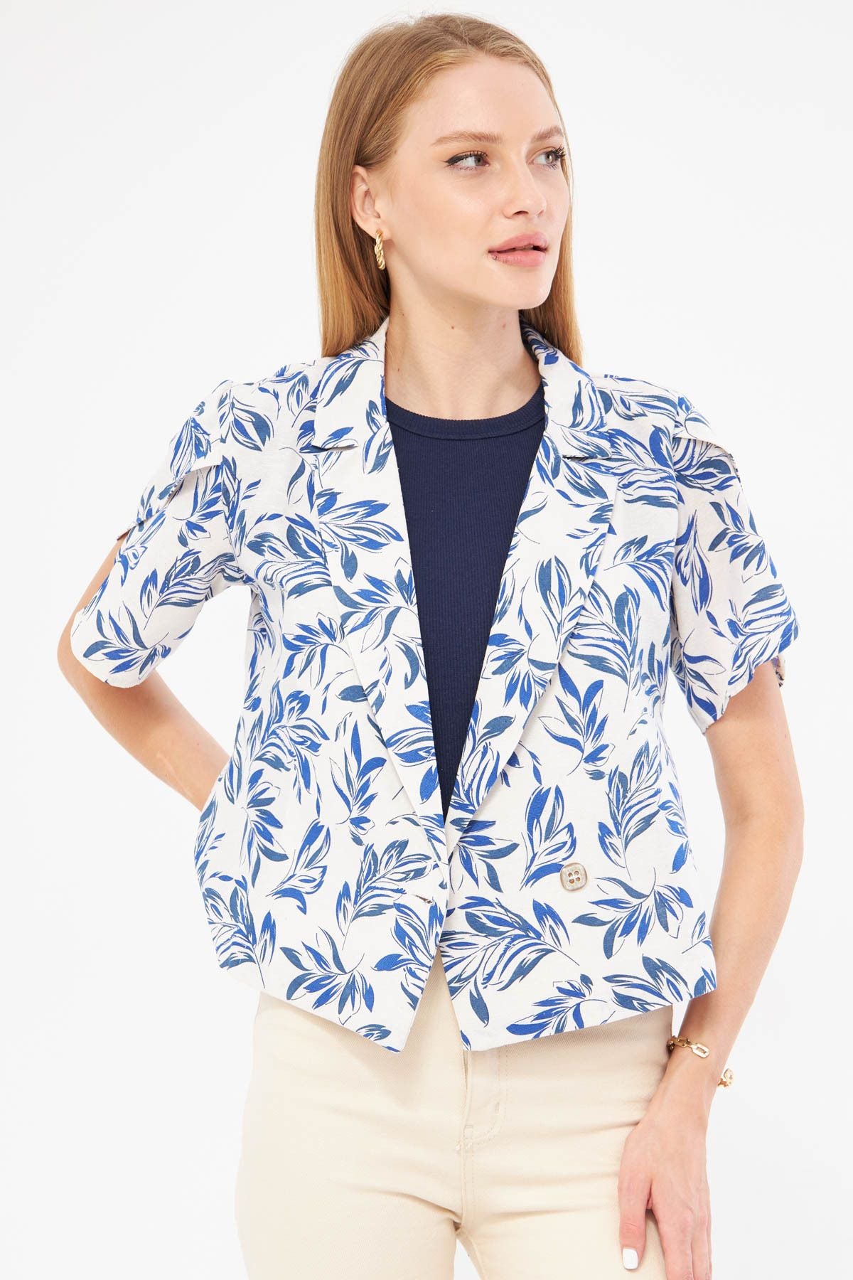 Female Laci-Saxes Linen-Looking Patterned Band Slit Crop Short Sleeve Jacket ARM-24Y001095