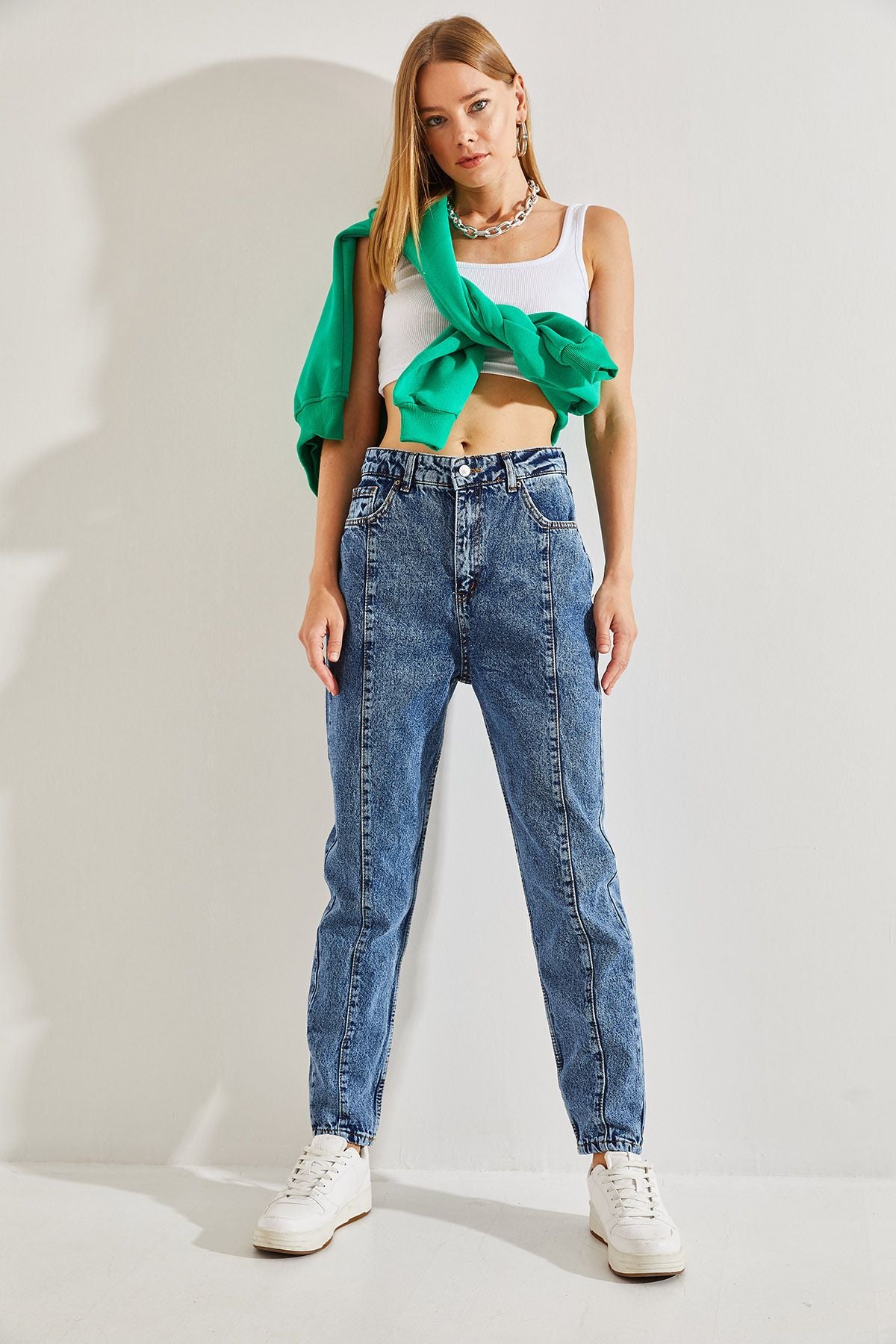 Female fragmented mom pants