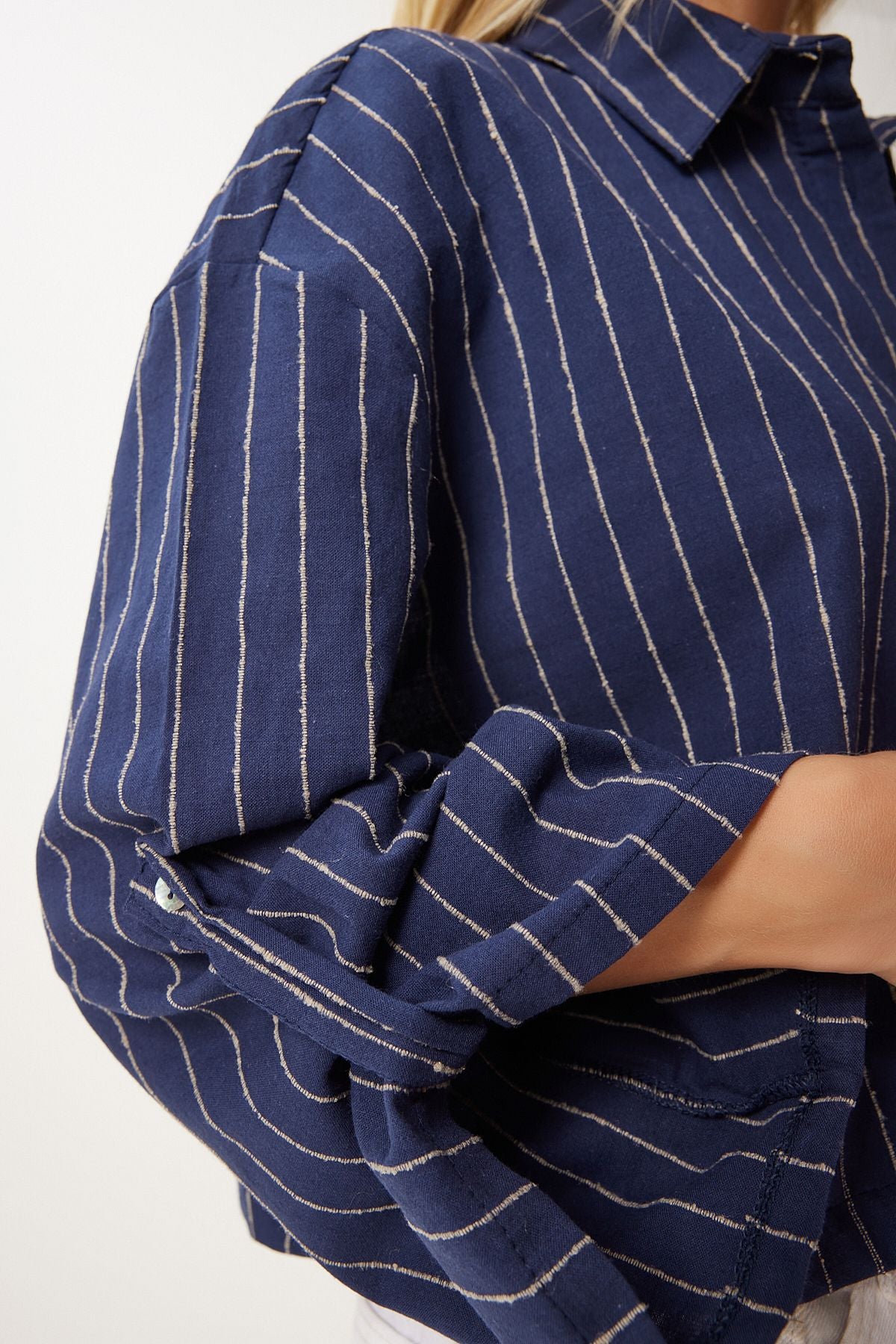 Woman Navy Blind Fine striped Crop Flax Shirt DM00140