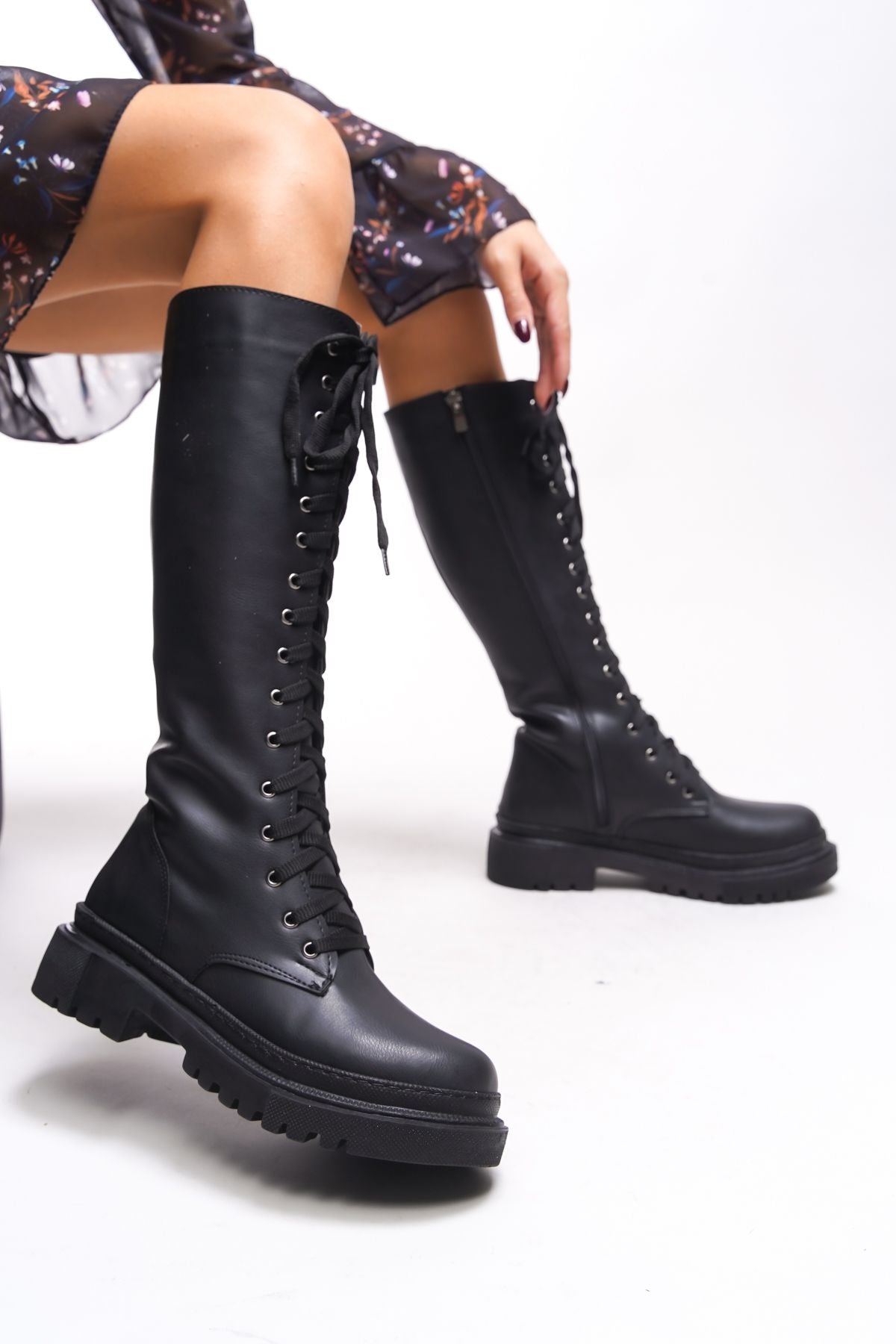 Qhinobi female knee underneath laced boot 0012814 black skin