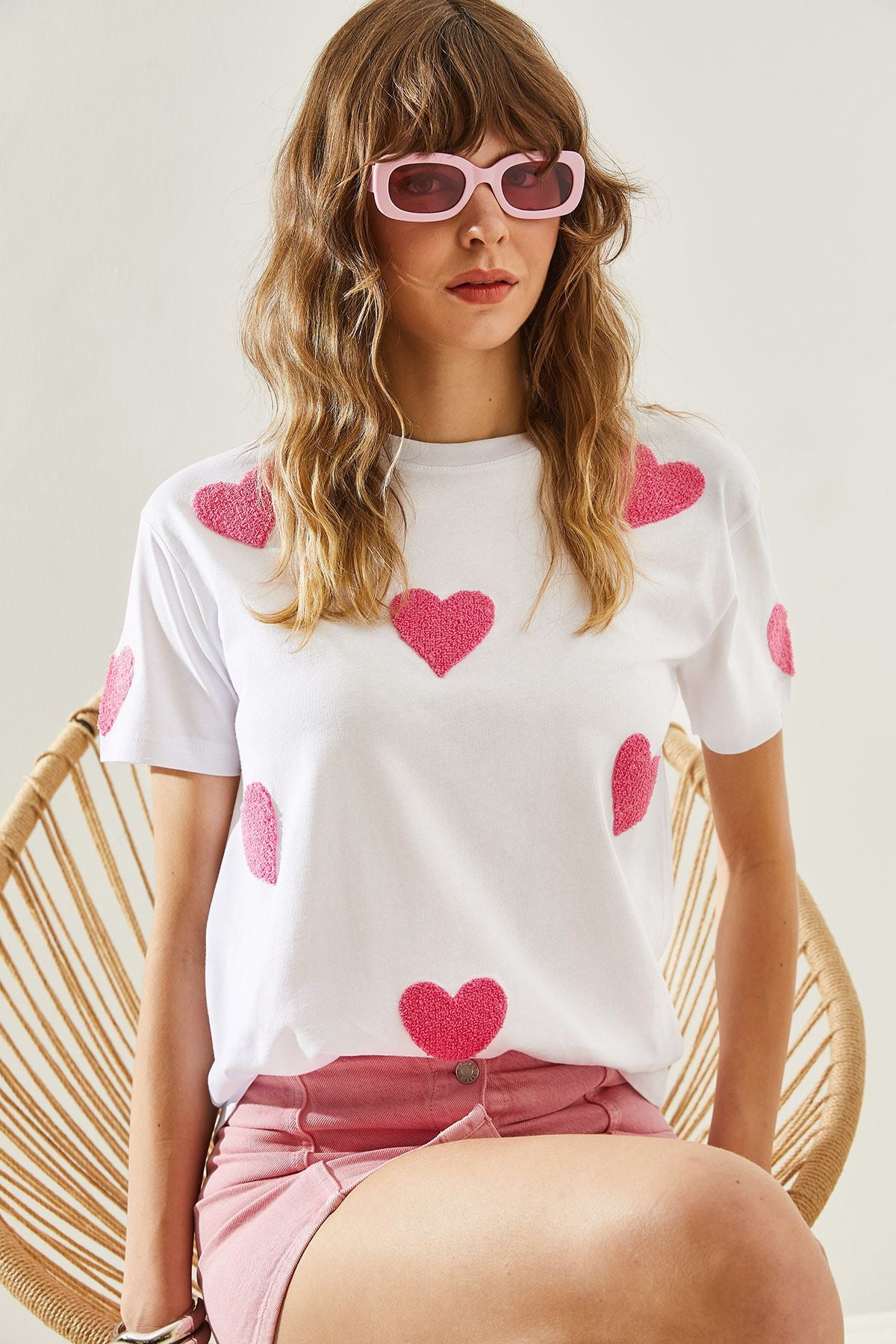 Woman Drained Heart Embroidery Basic T-Shirt 60251208