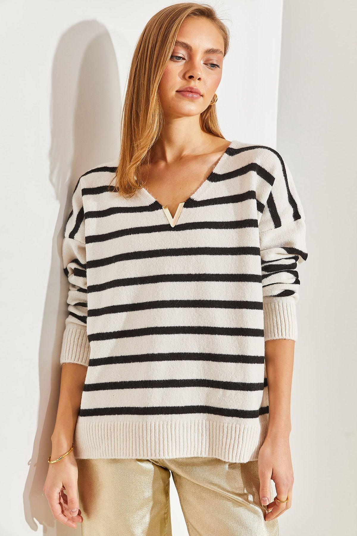 Female V Accessory striped knitwear sweater